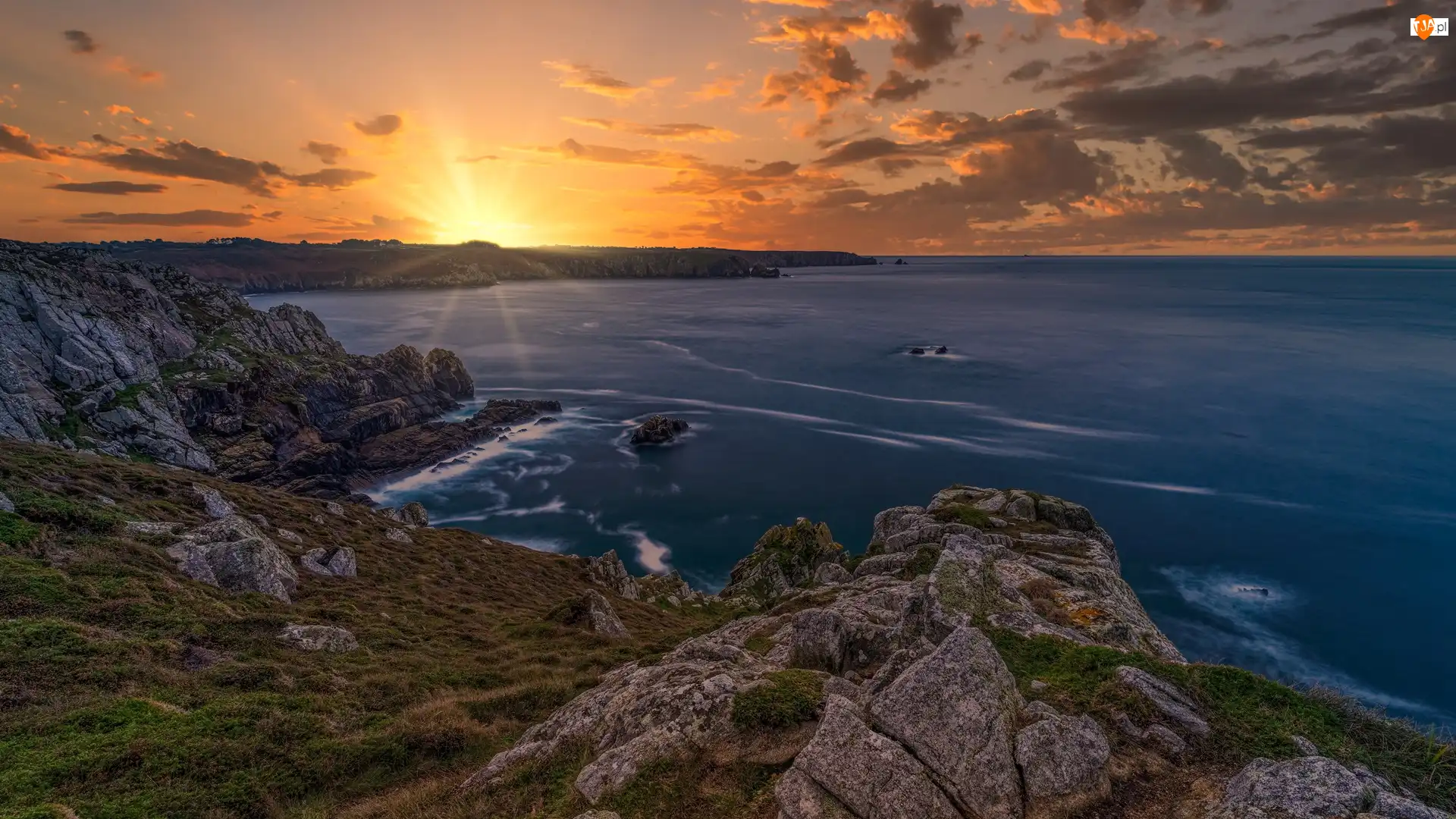 Pointe de Brezellec, Morze, Chmury, Francja, Zachód słońca, Wybrzeże, Skały