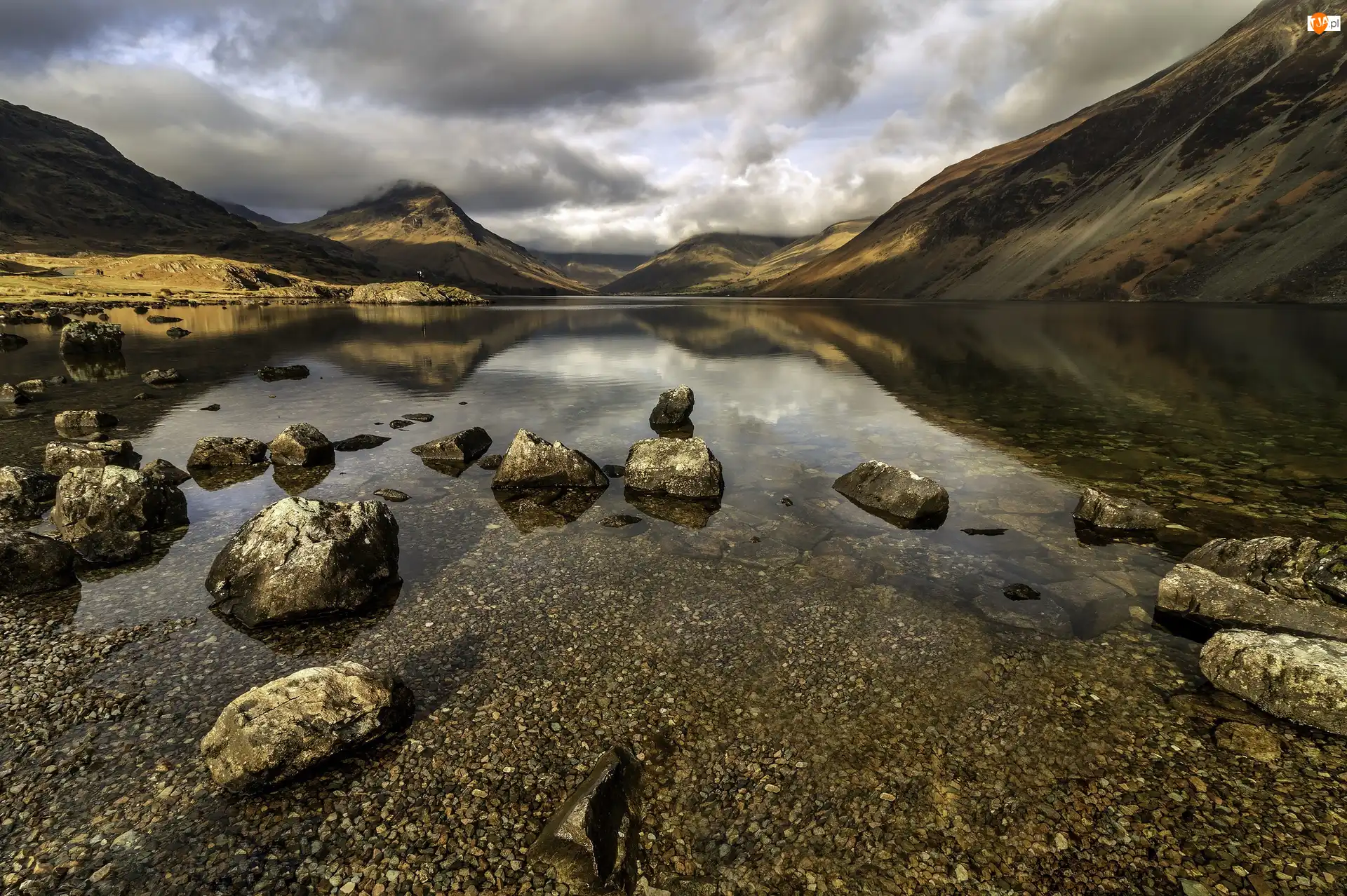 Kumbria,  Anglia, Jezioro Buttermere, Kamienie, Kraina Lake District, Góry