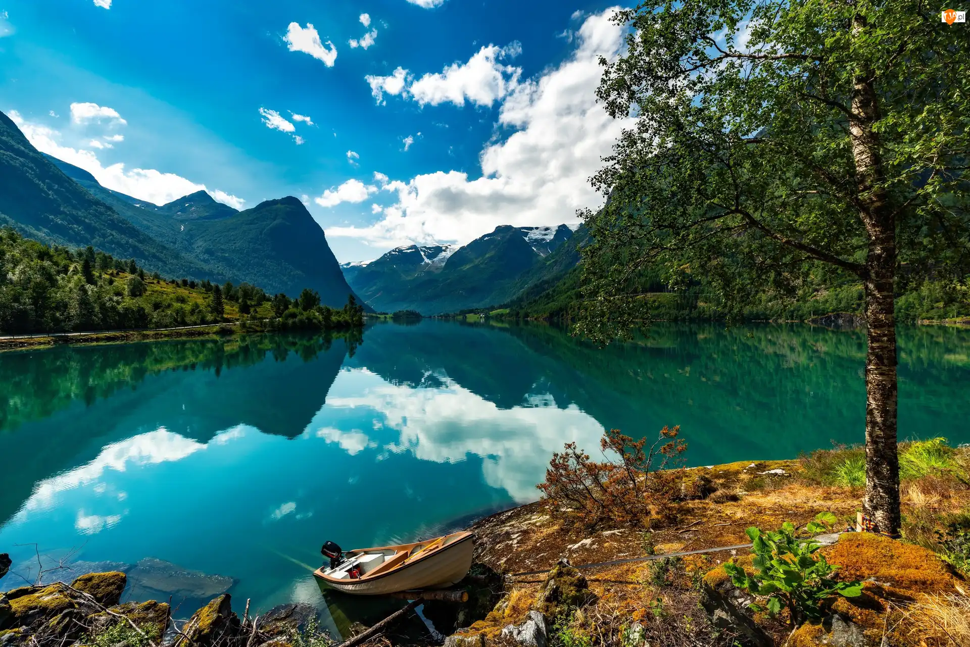 Chmury, Norwegia, Góry, Łódka, Okręg Sogn og Fjordane, Drzewa, Odbicie, Jezioro