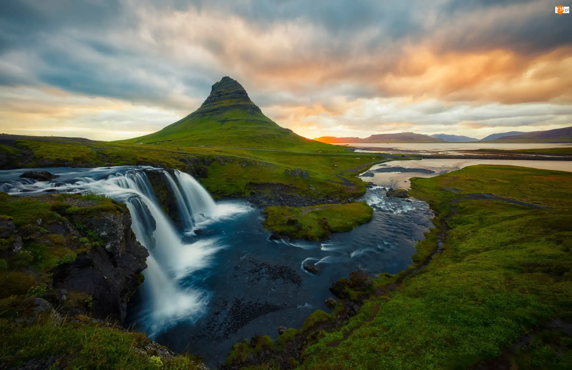 Wodospad Kirkjufellsfoss, Chmury, Półwysep Snaefellsnes,  Islandia, Góra Kirkjufell