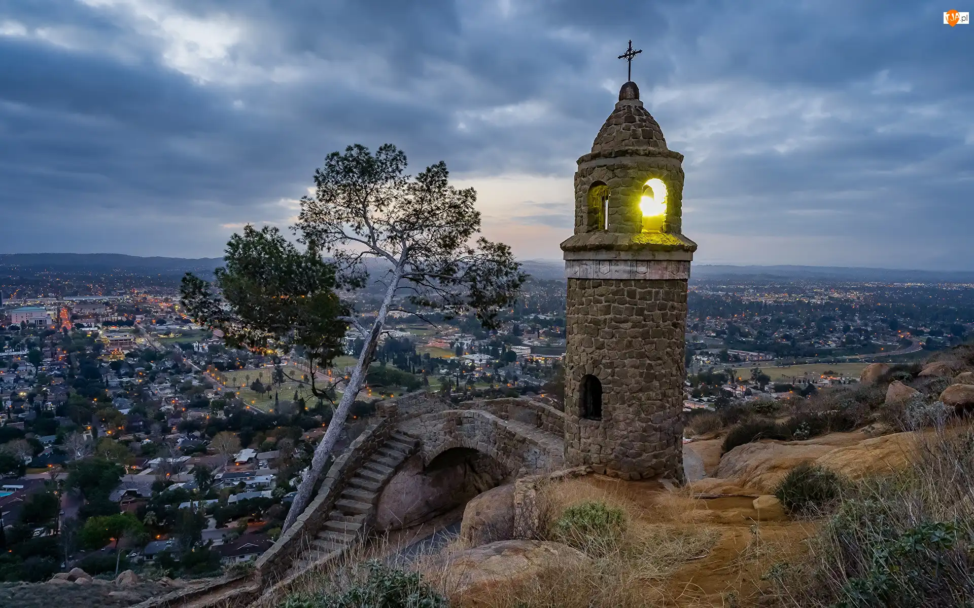 Chmury, Stan Kalifornia, Drzewa, Mosty, Wieża, Riverside, Park, Stany Zjednoczone, Góra Rubidoux