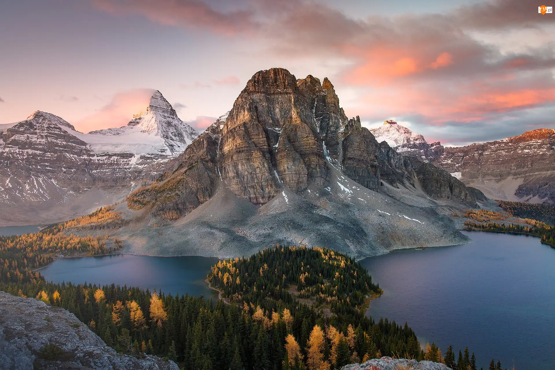 Góra Mount Assiniboine, Jezioro Sunburst Lake, Jesień, Jeziora, Kolumbia Brytyjska, Wschód słońca, Jezioro Cerulean, Kanada, Góry, Park Prowincjonalny Mount Assiniboine, Chmury