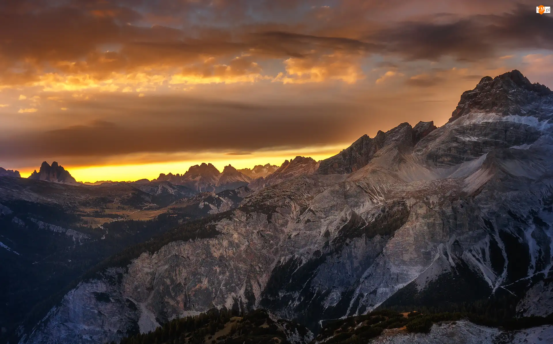 Zachód słońca, Włochy, Góry Dolomity, Chmury