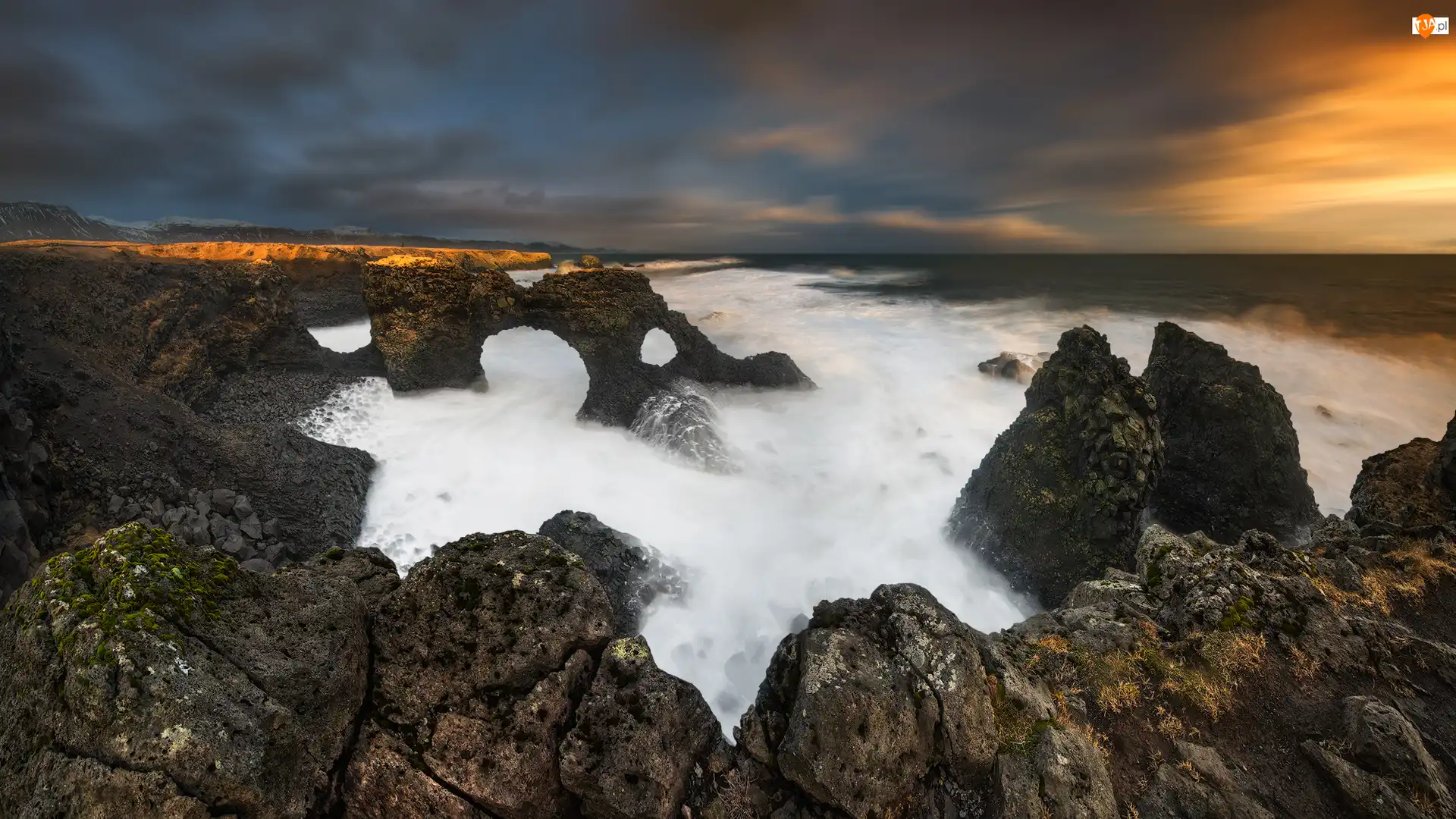 Skały, Formacja Gatklettur, Islandia, Morze, Arnarstapi, Chmury, Fale