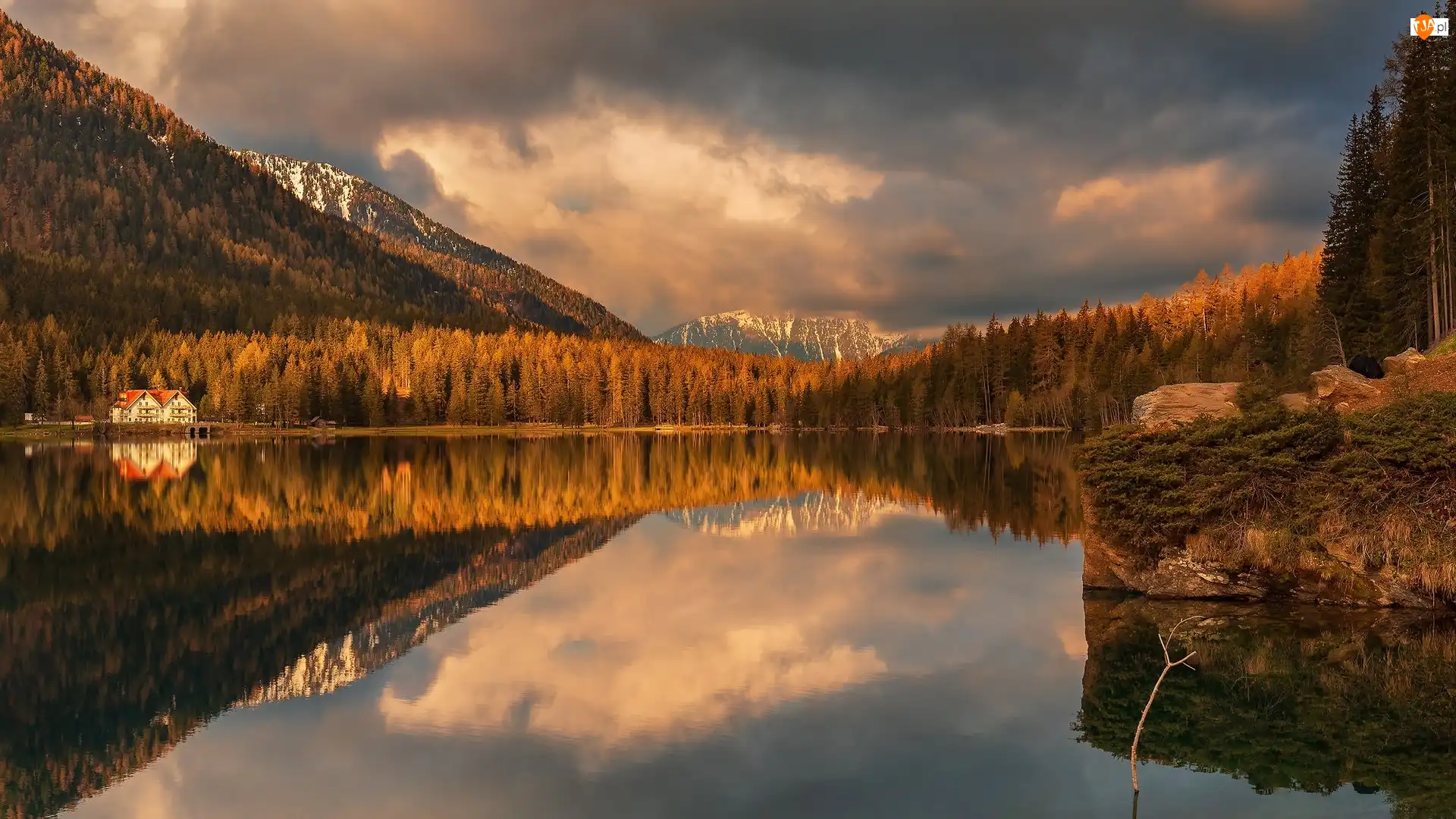 Anterselva Lake, Dolomity, Dom, Drzewa, Góry, Hotel Seehaus, Antholzer See, Jesień, Las, Jezioro, Włochy