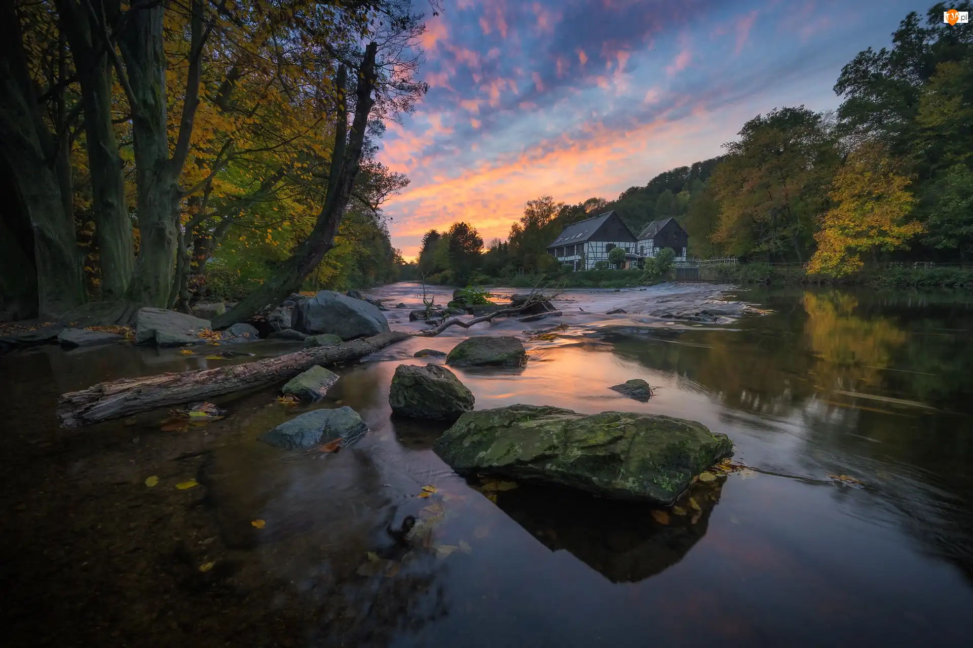 Drzewa, Rzeka, Domy, Zachód słońca, Kamienie, Jesień