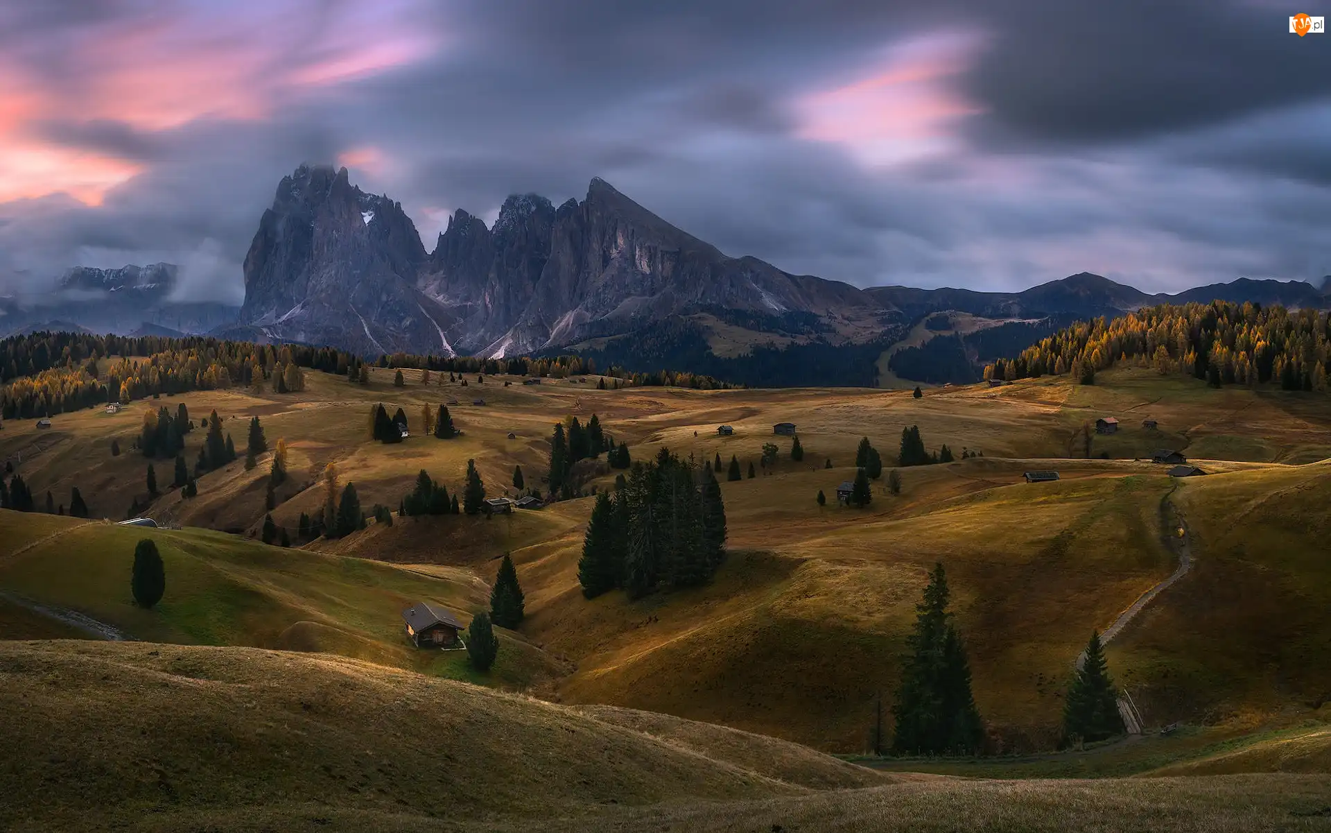 Włochy, Chmury, Drewniane, Drzewa, Góry Sassolungo, Dolomity, Dolina, Płaskowyż Seiser Alm, Val Gardena, Domki
