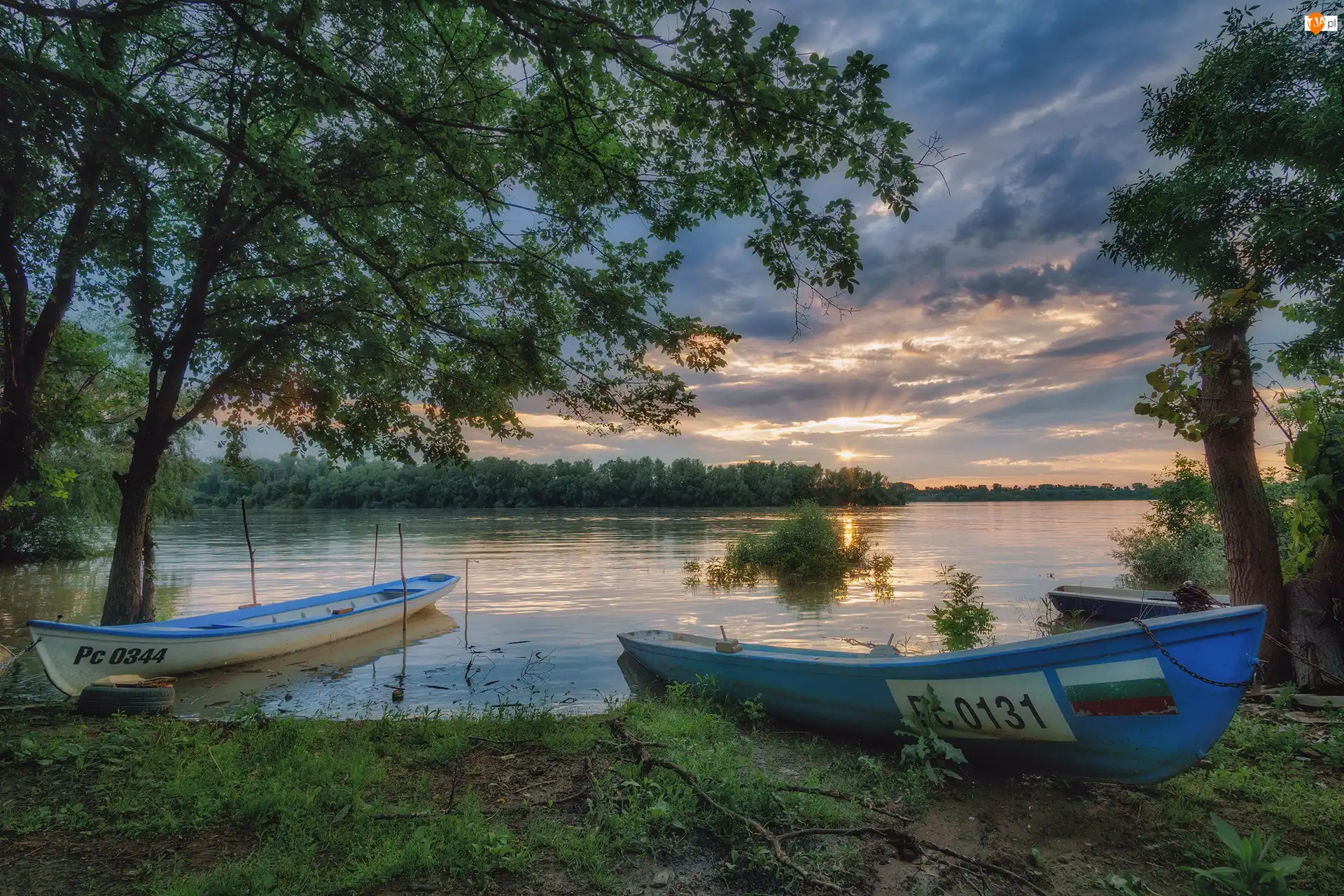 Brzeg, Zachód słońca, Łódki, Jezioro, Drzewa