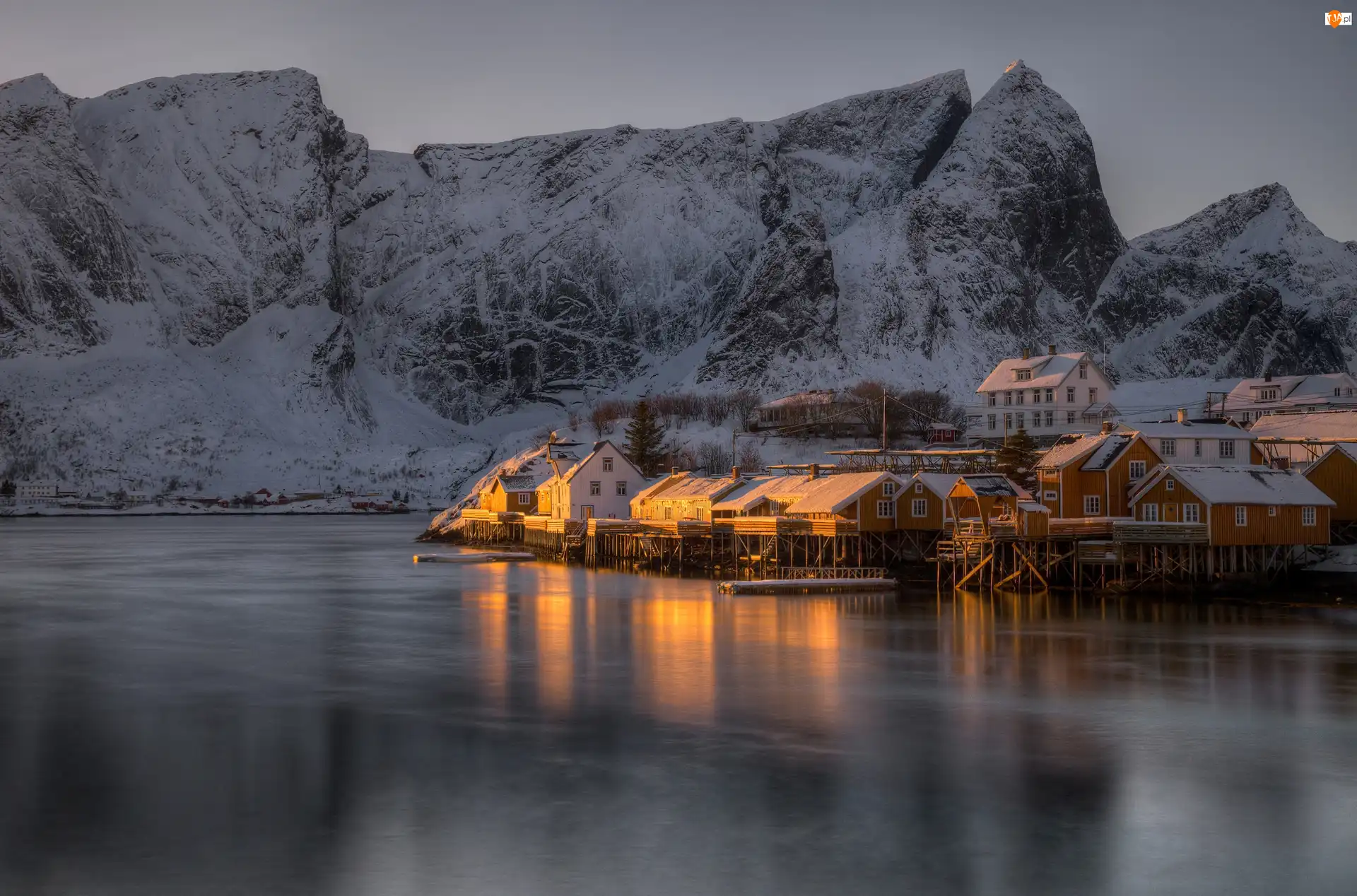 Wioska Sarkisoy, Domy, Norwegia, Lofoty, Góry