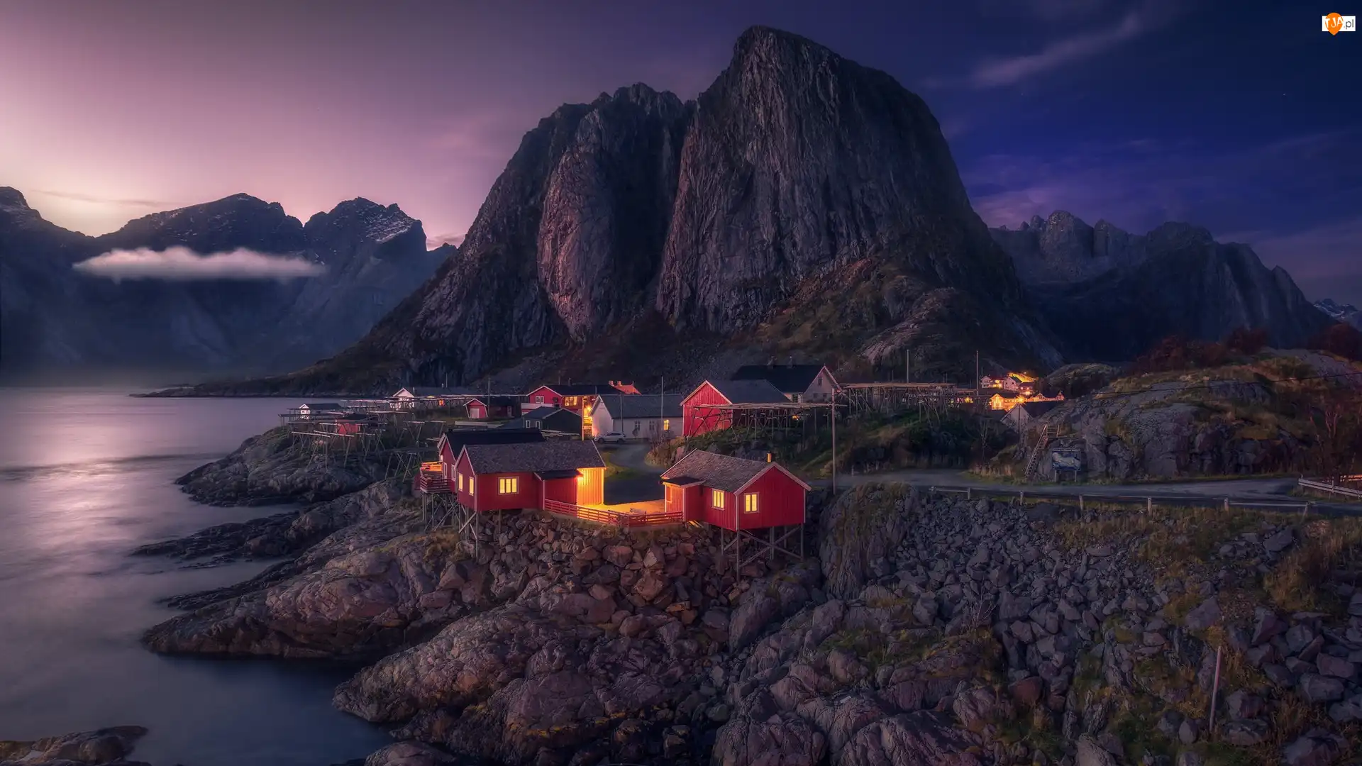 Norwegia, Góry, Lofoty, Wyspa Moskenesoya, Wieś Hamnoy, Morze Norweskie, Oświetlone, Noc, Domy