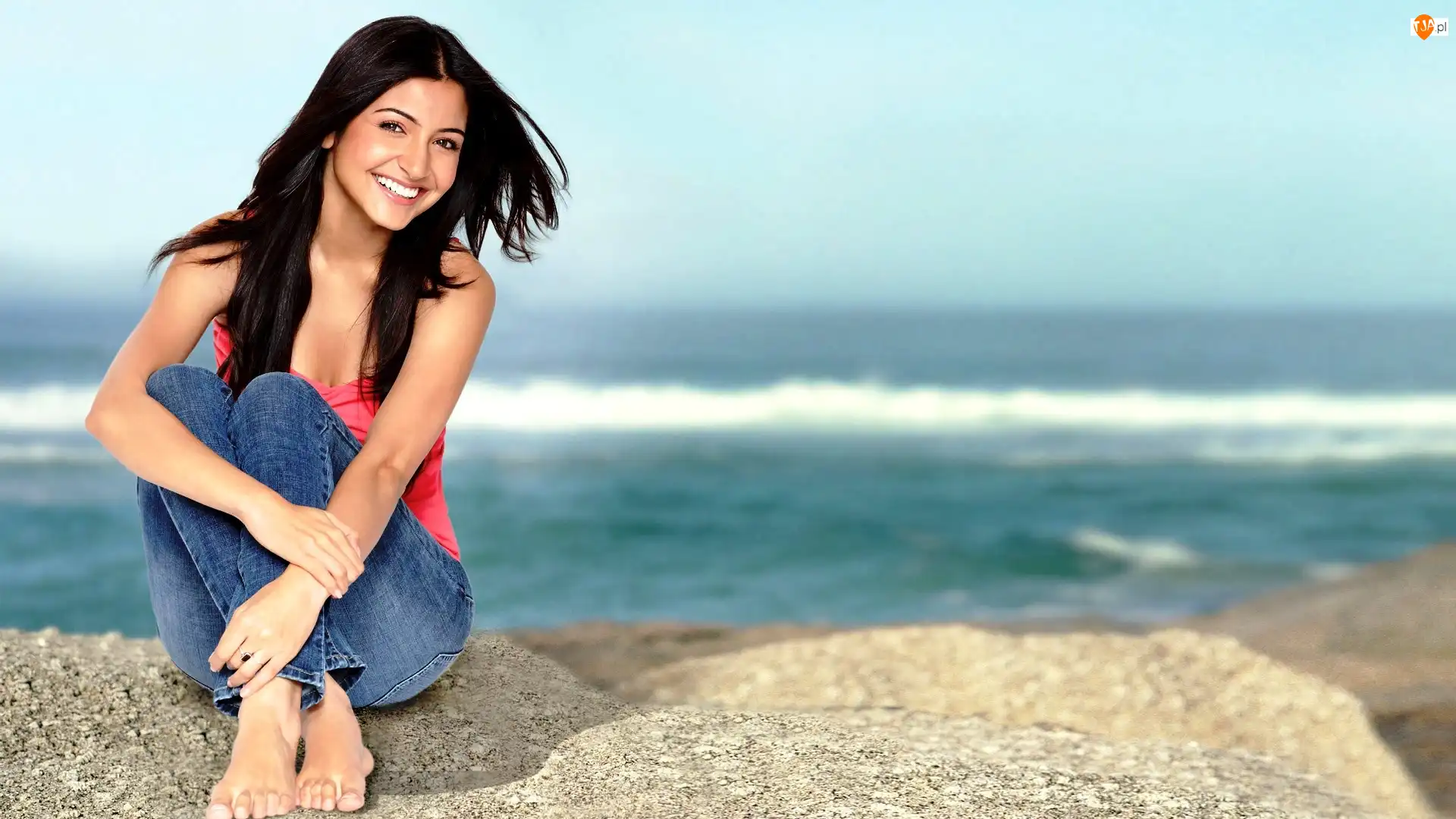 Morze, Uśmiechnięta, Anushka Sharma