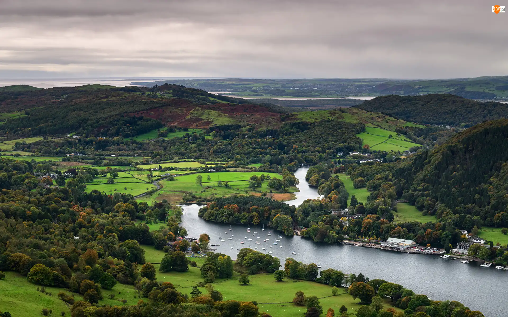 Anglia, Gummers How, Kumbria, Lake Windermere, Drzewa, Pola, Łódki, Wzgórza, Jezioro