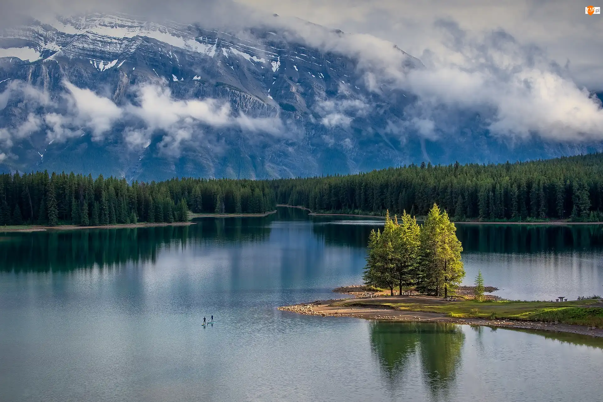Góry, Jezioro, Wysepka, Mgła, Two Jack London, Drzewa, Kanada, Park Narodowy Banff