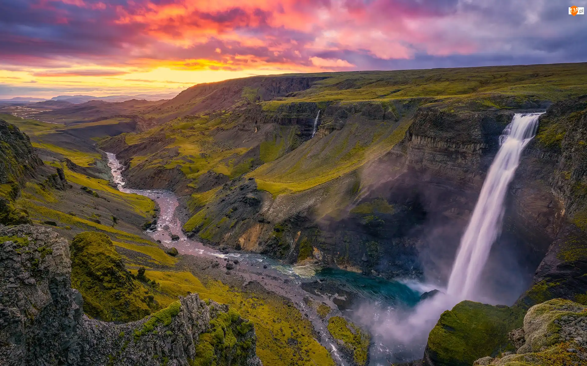 Rzeka Fossa, Wodospad Haifoss, Chmury, Islandia, Zachód słońca, Skały, Wąwóz