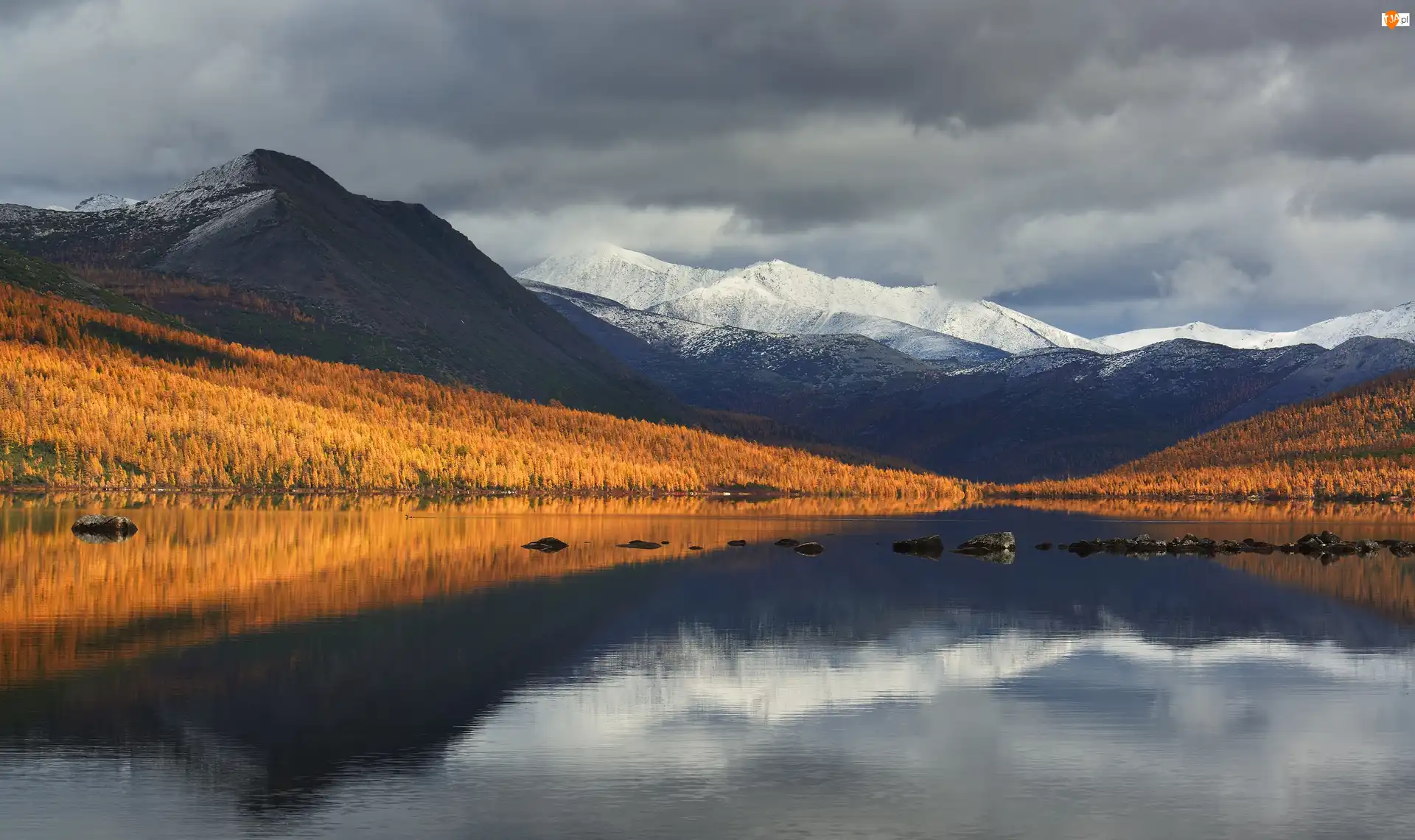 Jezioro Jack London Lake, Jesień, Drzewa, Rosja, Góry Kołymskie, Magadan