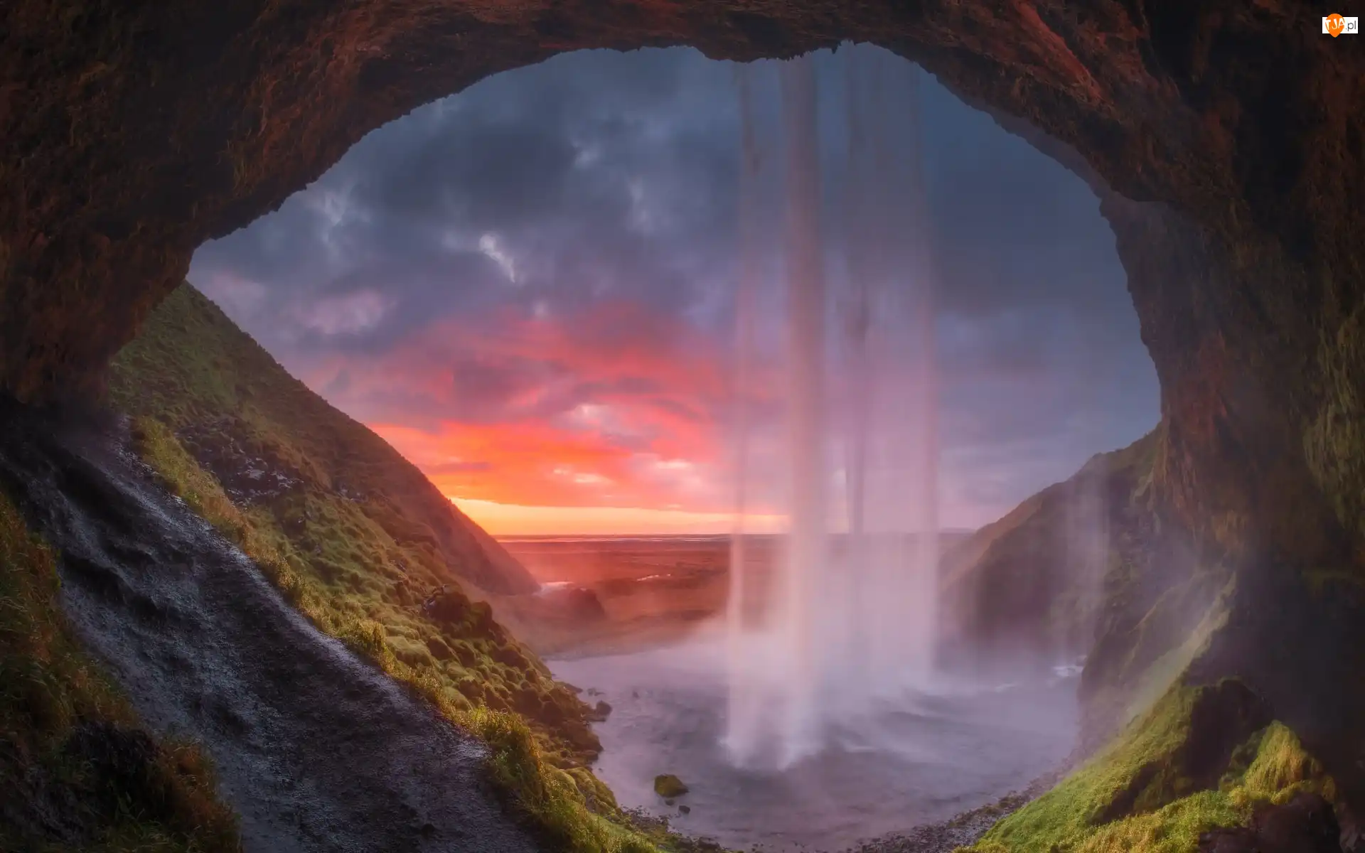 Wodospad Seljalandsfoss, Chmury, Skały, Islandia, Zachód słońca