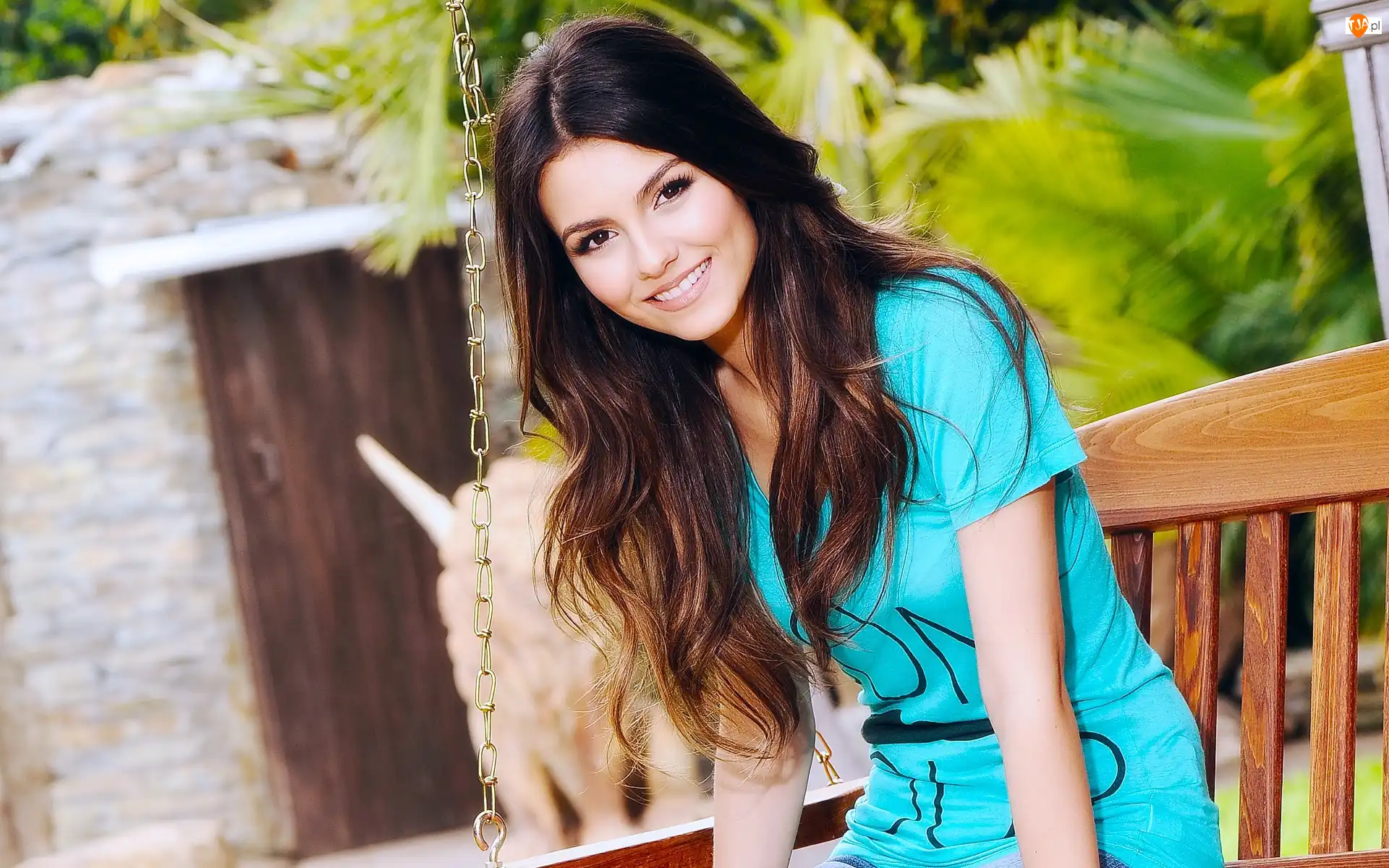 Huśtawka, Victoria Justice, Uśmiech