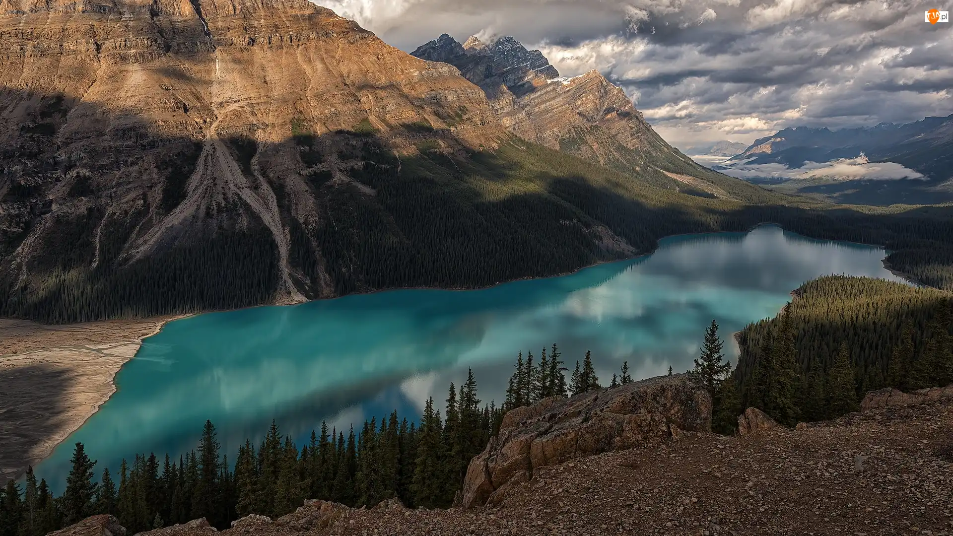 Kanada, Chmury, Promienie słońca, Lasy, Peyto Lake, Jezioro, Góry, Park Narodowy Banff, Canadian Rockies, Alberta