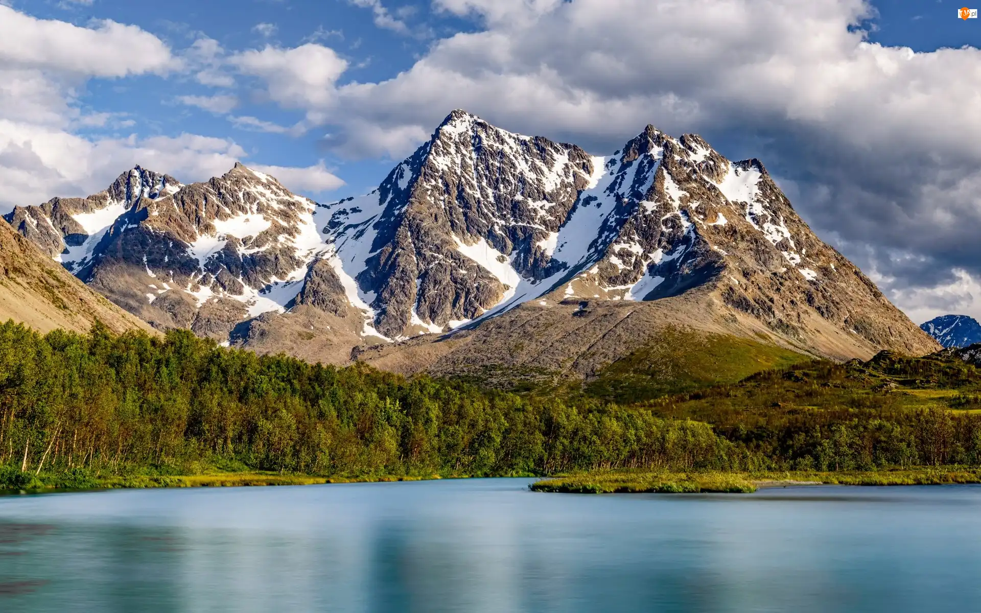 Góry Lyngen Alps, Rzeka Stortindelva, Chmury, Norwegia, Drzewa, Szczyty, Ośnieżone