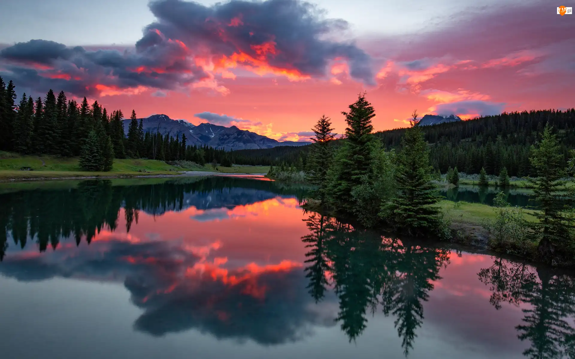 Chmury, Góry, Niebo, Drzewa, Alberta, Kanada, Jezioro, Park Narodowy Banff, Las, Zachód słońca