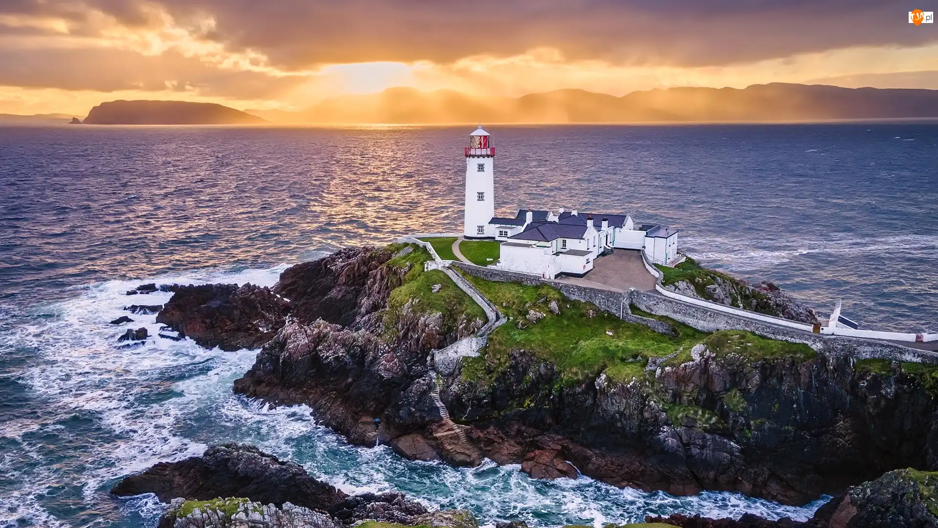 Wschód słońca, Morze, Skały, Portsalon, Latarnia morska, Chmury, Irlandia, Fanad Head Lighthouse