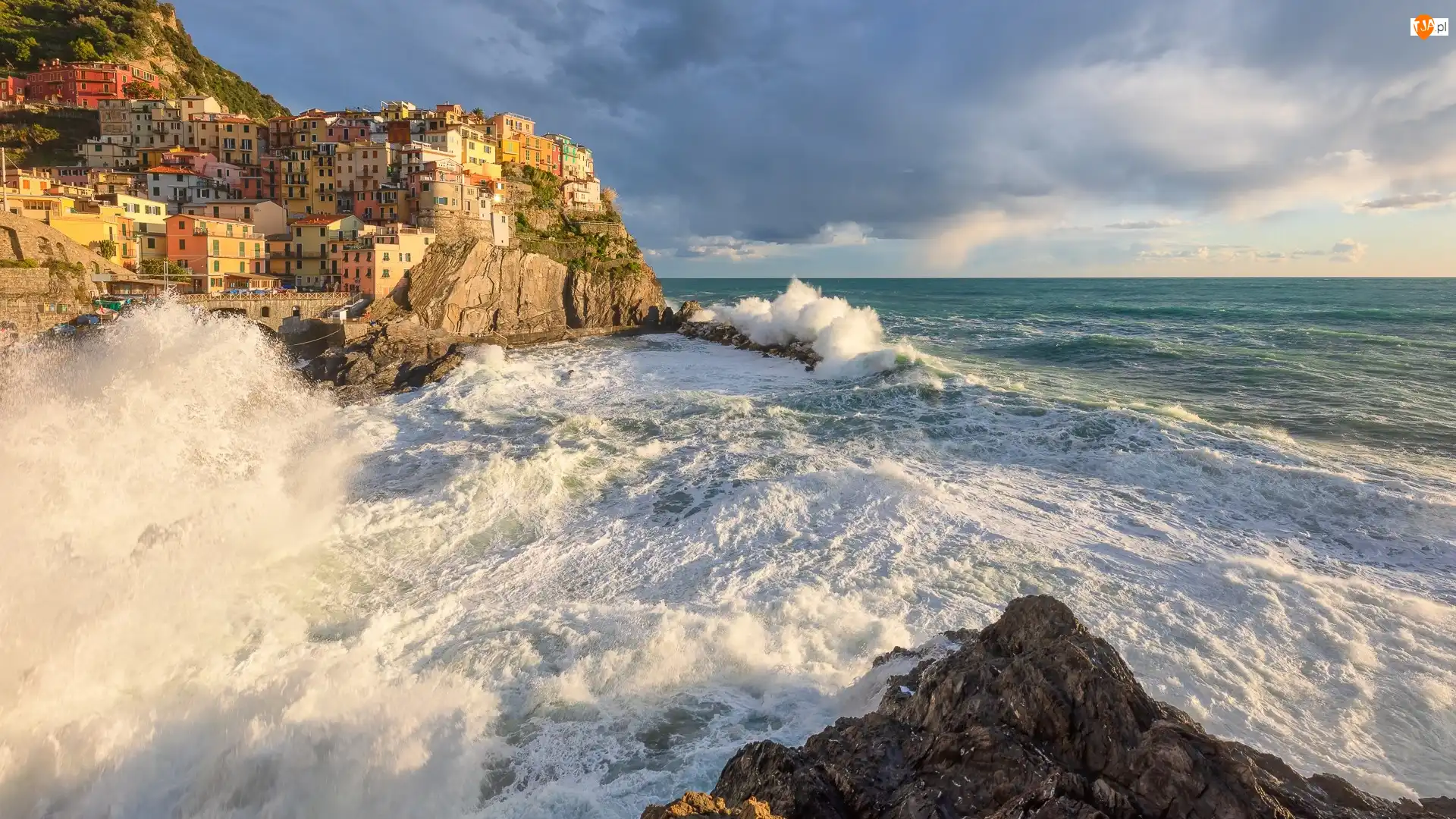 Morze Liguryjskie, Cinque Terre, Zatoka, Kolorowe, Gmina Riomaggiore, Skały, Fale, Włochy, Domy, Miejscowość Manarola, Chmury
