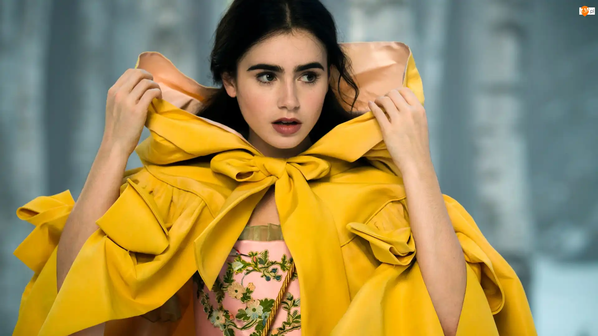 Kurteczka, Lily Collins, Żółta