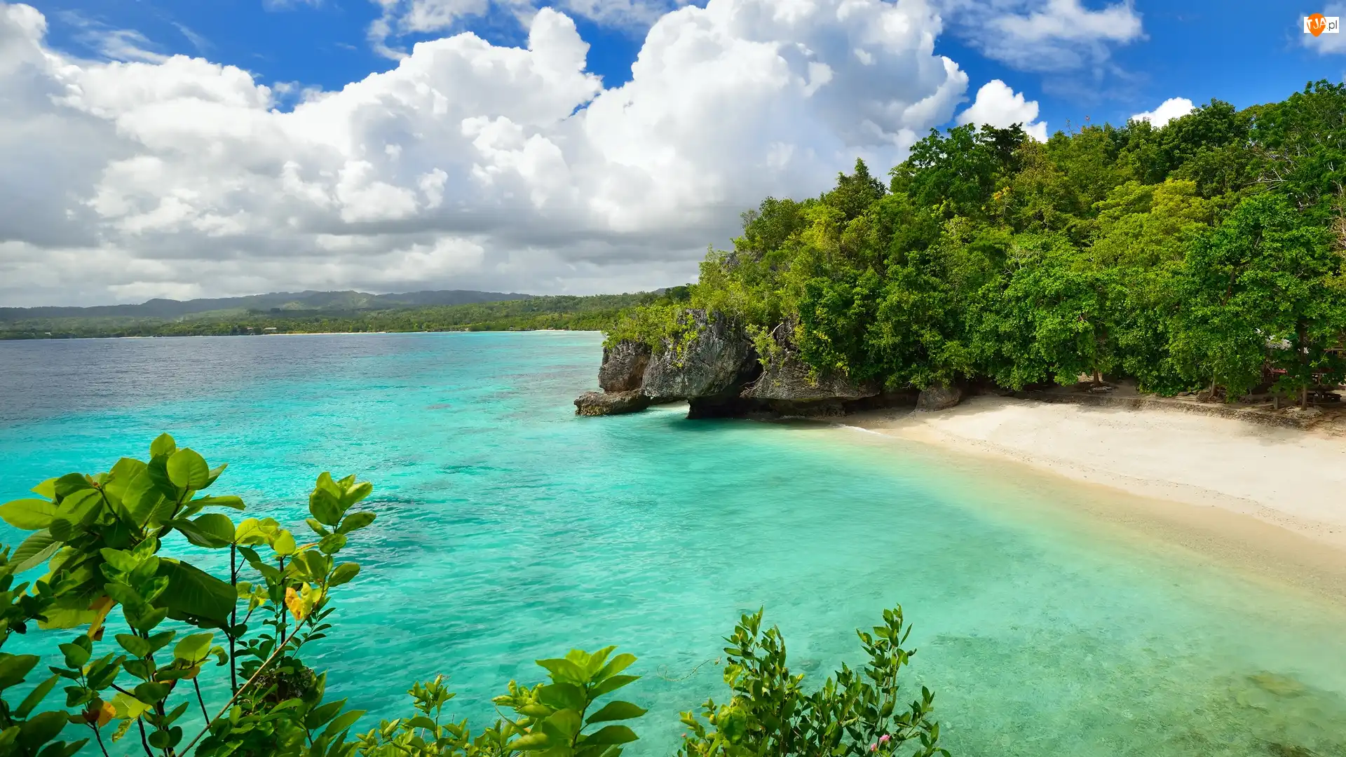Filipiny, Plaża, Plaża Salagdoong, Chmury, Wyspa Siquijor, Skały, Drzewa, Morze, Roślinność