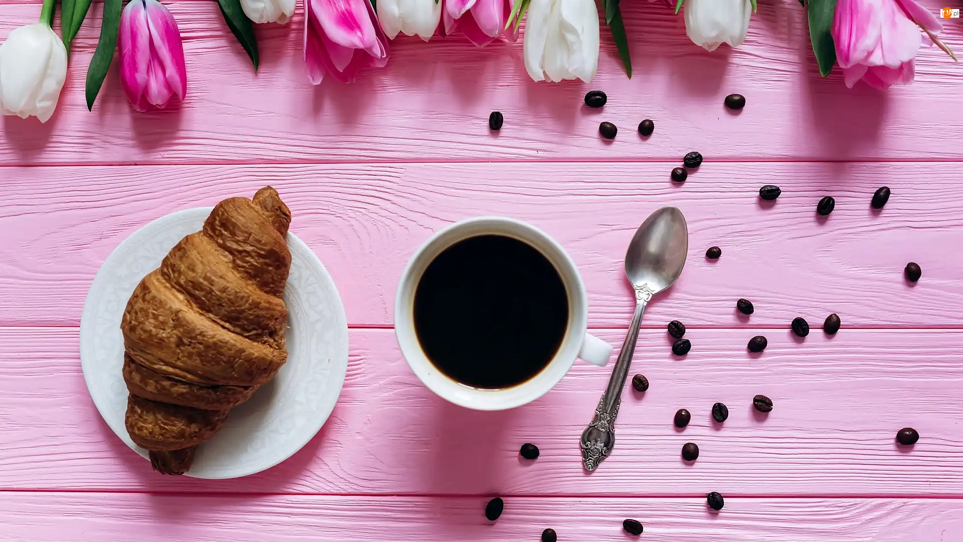 Deski, Croissant, Różowe, Ziarenka kawy, Tulipany, Kawa, Filiżanka, Rogalik, Łyżeczka