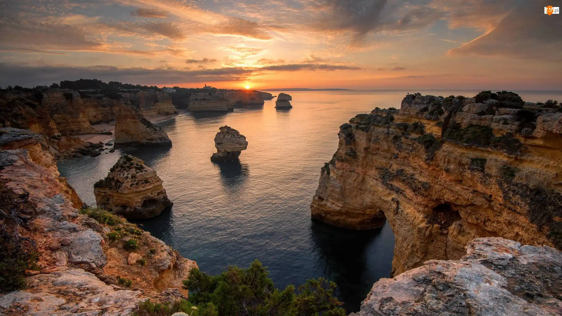 Ocean Atlantycki, Wybrzeże, Zachód słońca, Region Algarve, Skały, Morze, Portugalia, Chmury