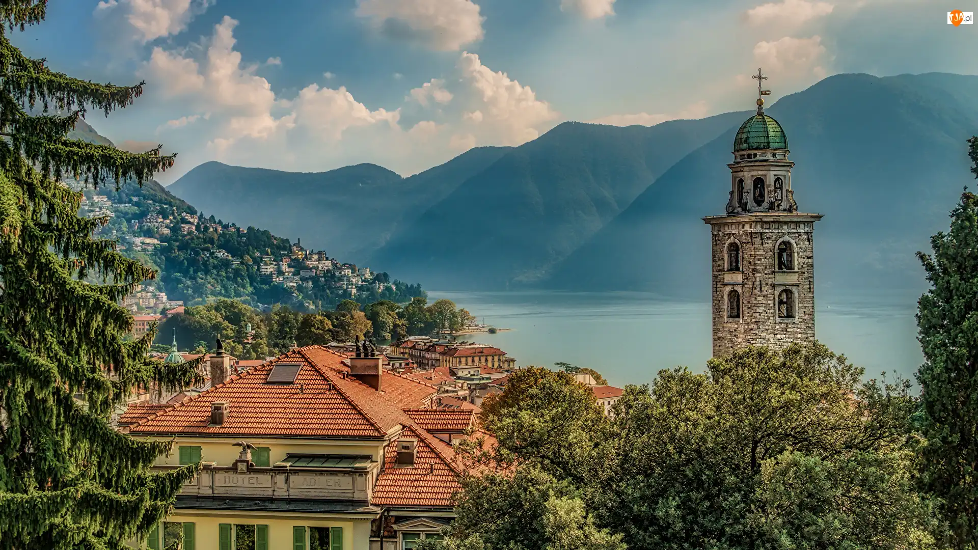 Chmury, Góry, Dachy, Szwajcaria, Lugano, Jezioro Lugano, Drzewa, Domy, Alpy Szwajcarskie, Wieża, Katedra św. Wawrzyńca, Kanton Ticino