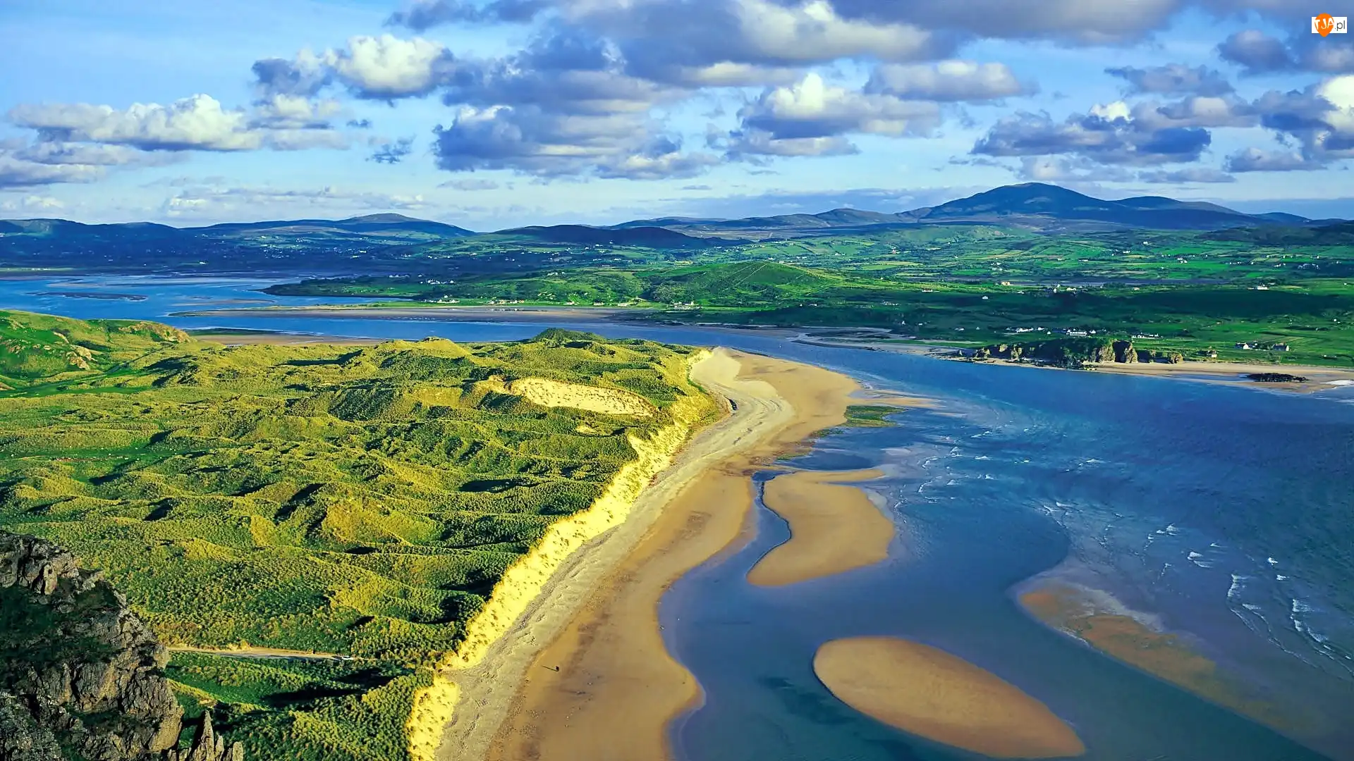 Zatoka, Plaża, Obłoki, Morze, Łąki, Pola, Wzgórza