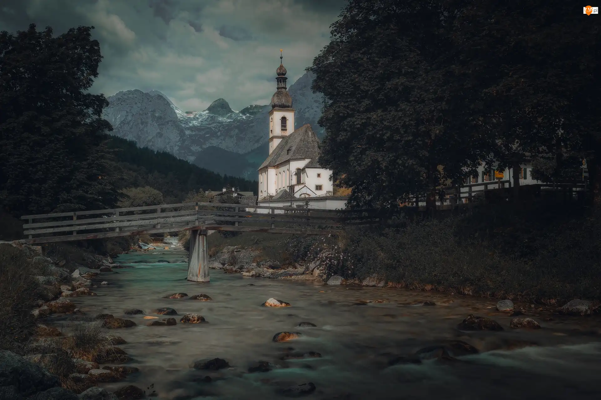 Alpy, Drzewa, Zmierzch, Rzeka Ramsauer Ache, Ramsau bei Berchtesgaden, Bawaria, Kościół św Sebastiana, Park Narodowy Berchtesgaden, Most, Góry, Niemcy