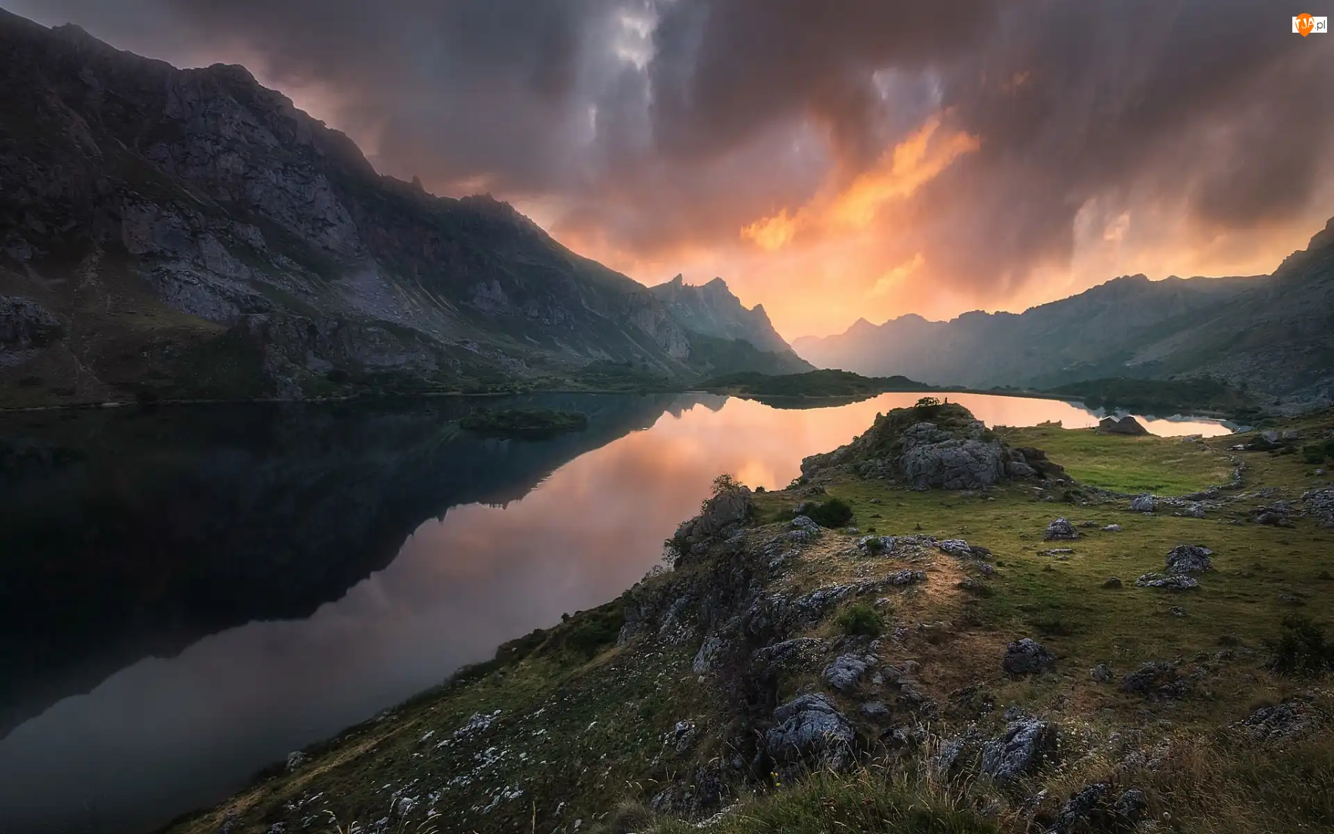 Asturia, Rezerwat przyrody Somiedo Natural Park, Zachód słońca, Hiszpania, Góry Kantabryjskie, Jezioro, Valle de Lago