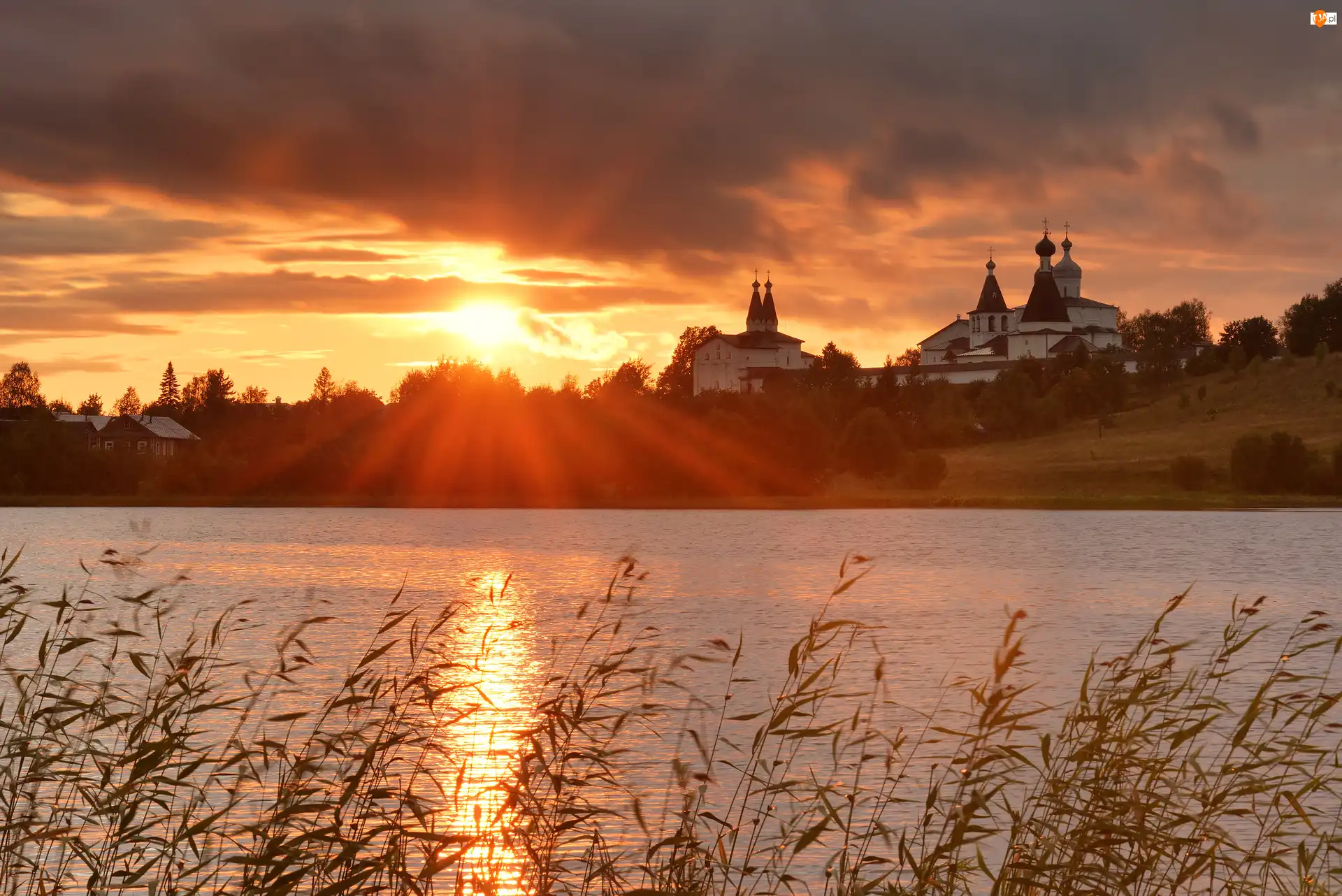 Kiriłłow, Wschód słońca, Klasztor, Obwód wołogodzki, Jezioro, Monastyr Świętego Cyryla Biełozierskiego, Rosja, Szuwary