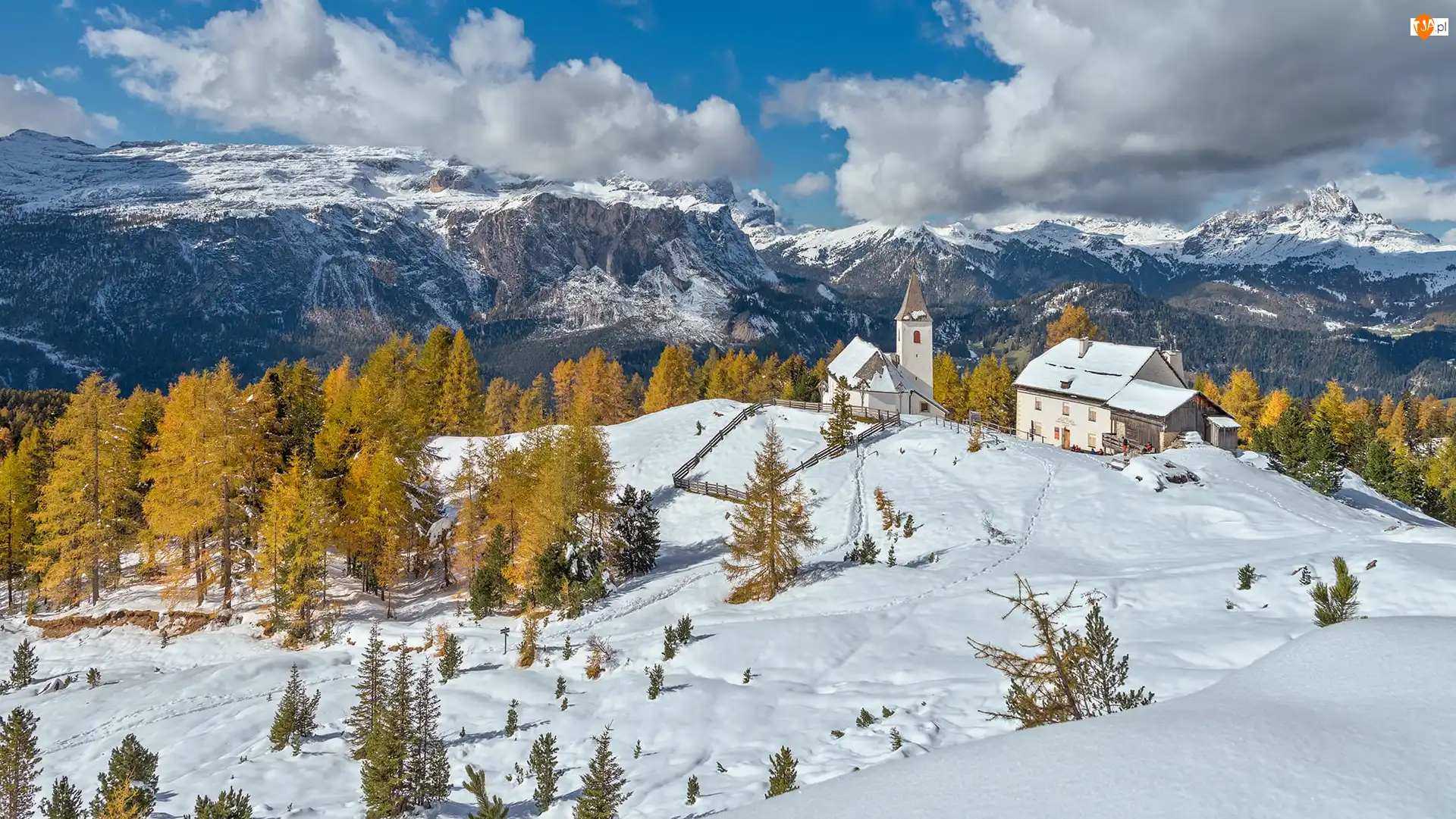 Drzewa, Sanktuarium La Crusc Santa Croce, Alta Badia, Drzewa, Góry, Południowy Tyrol, Schronisko, Zima, Chmury, Dolomity, Włochy
