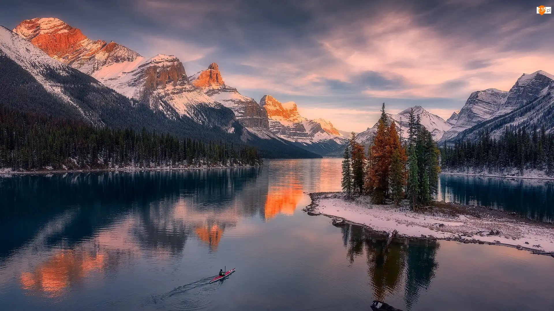 Góry, Lasy, Zima, Kajak, Jezioro, Alberta, Drzewa, Park Narodowy Jasper, Zachód słońca, Maligne Lake, Kanada