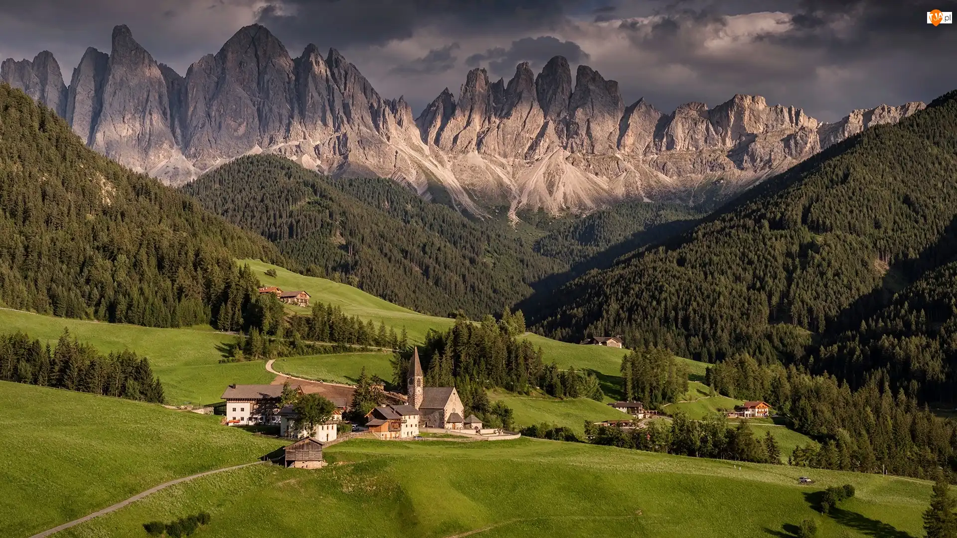 Dolina, Drzewa, Kościół, Lasy, Dolomity, Chmury, Val di Funes, Góry, Domy, Wieś Santa Maddalena, Włochy