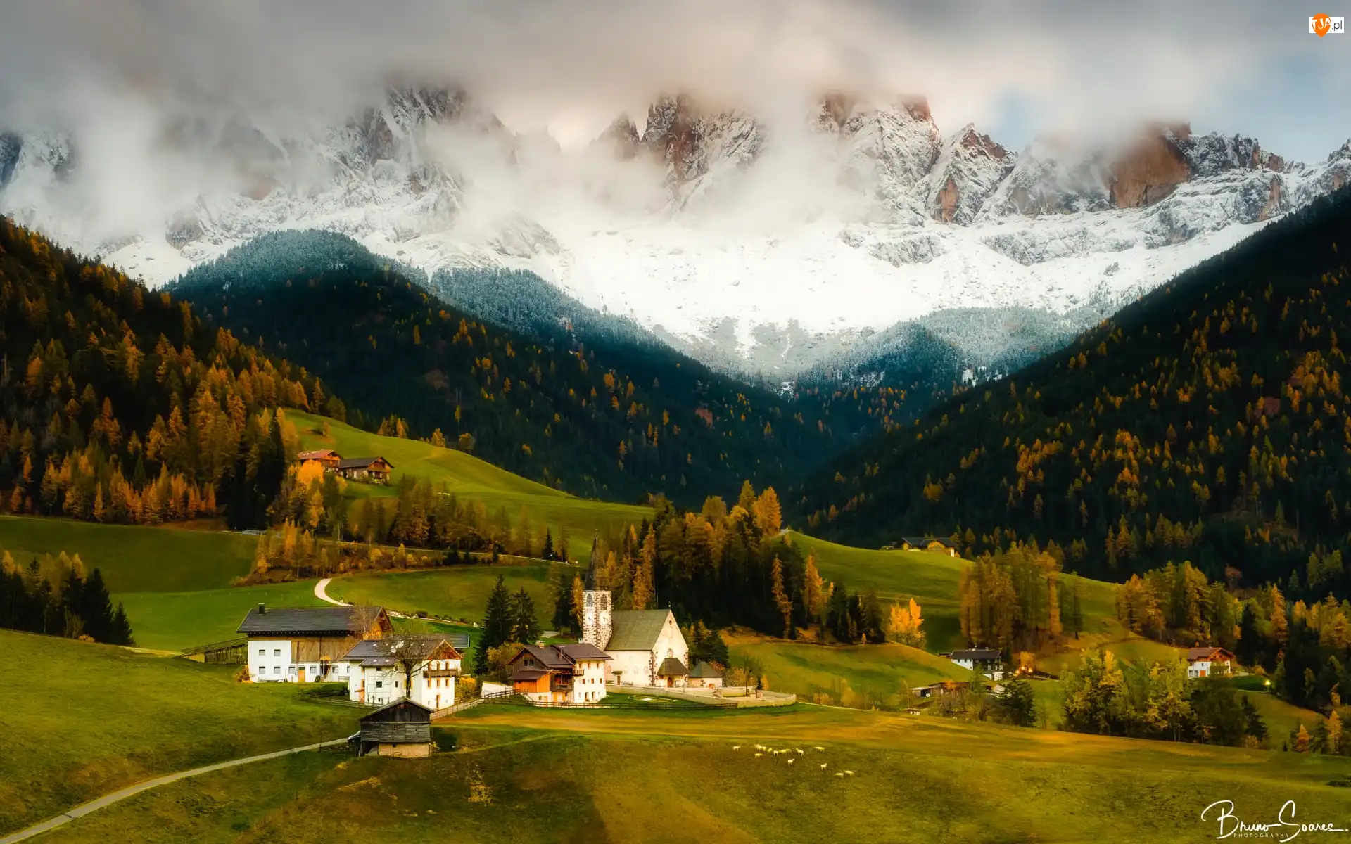 Jesień, Ośnieżone, Lasy, Drzewa, Chmury, Dolina, Góry, Dolomity, Domy, Val di Funes, Włochy, Santa Maddalena, Wieś