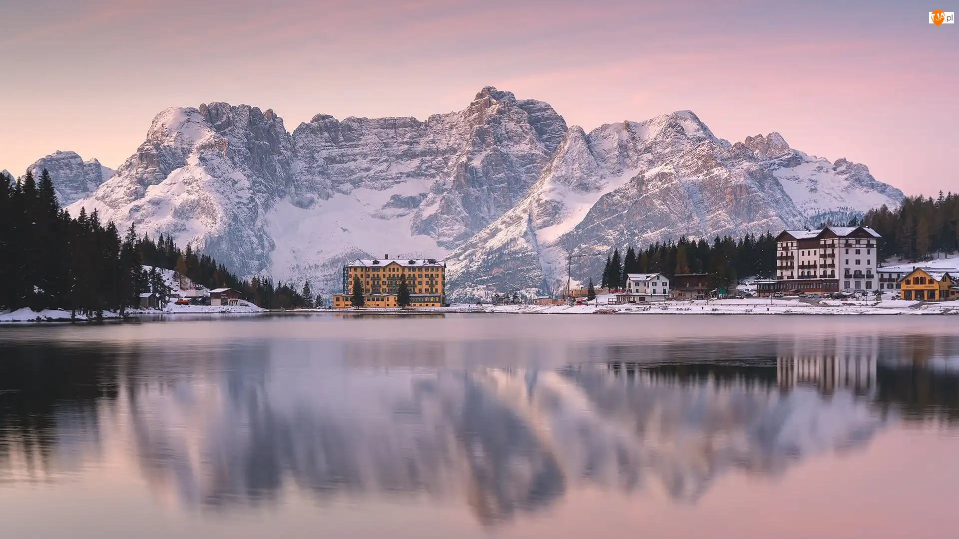 Włochy, Dolomity, Cortina dAmpezzo, Domy, Odbicie, Jezioro, Misurina Lake, Góry, Grand Hotel Misurina