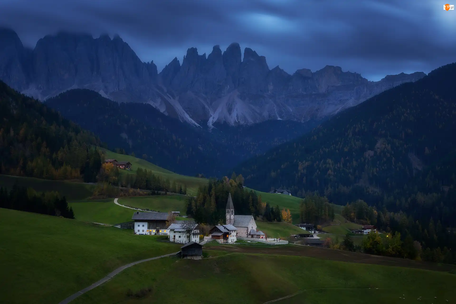 Włochy, Drzewa, Domy, Lasy, Wieś Santa Maddalena, Dolina Val di Funes, Góry, Wieczór, Dolomity, Kościół