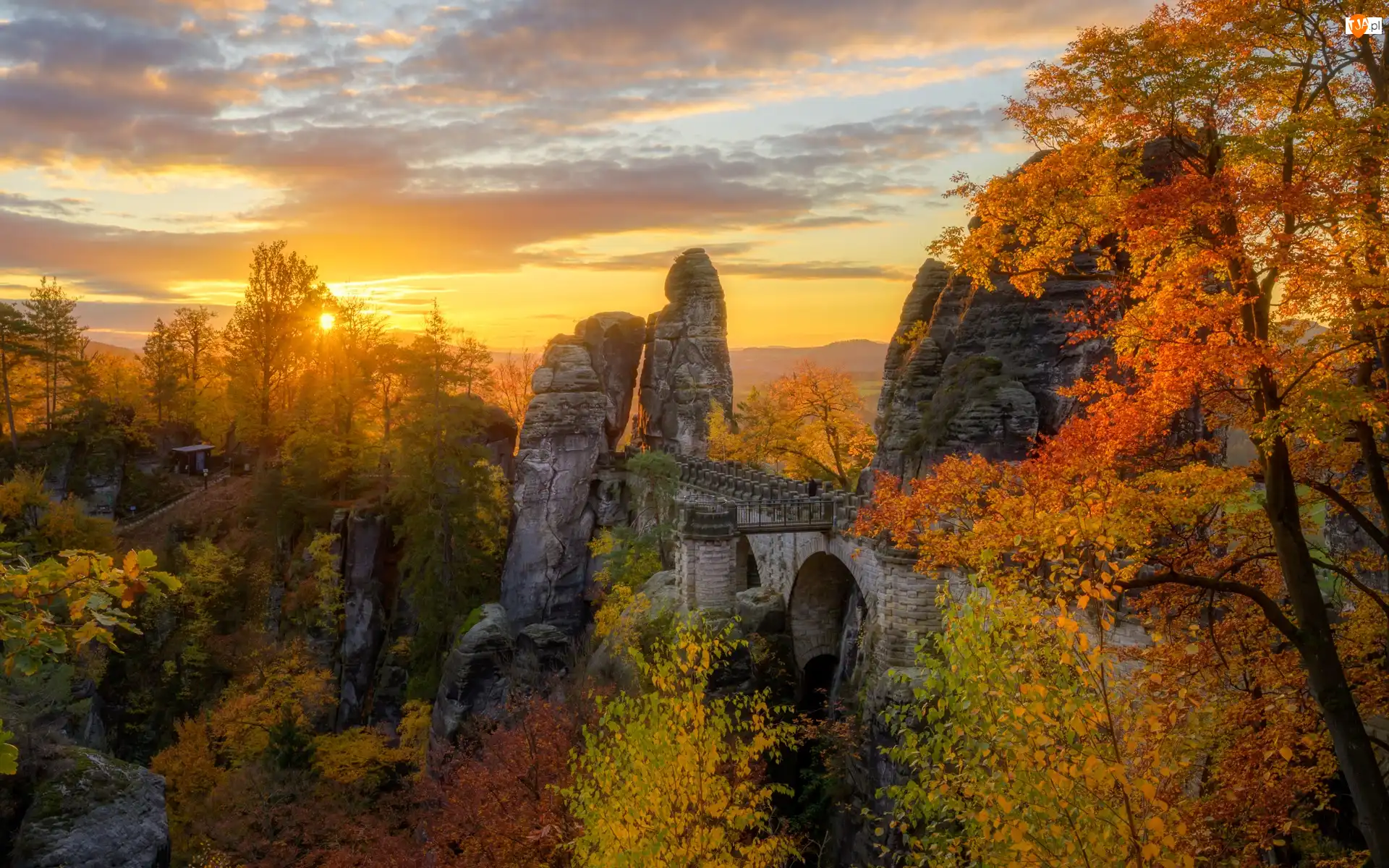 Góry Połabskie, Drzewa, Skały, Jesień, Saksonia, Zachód słońca, Las, Niemcy, Bastei, Park Narodowy Saskiej Szwajcarii, Chmury