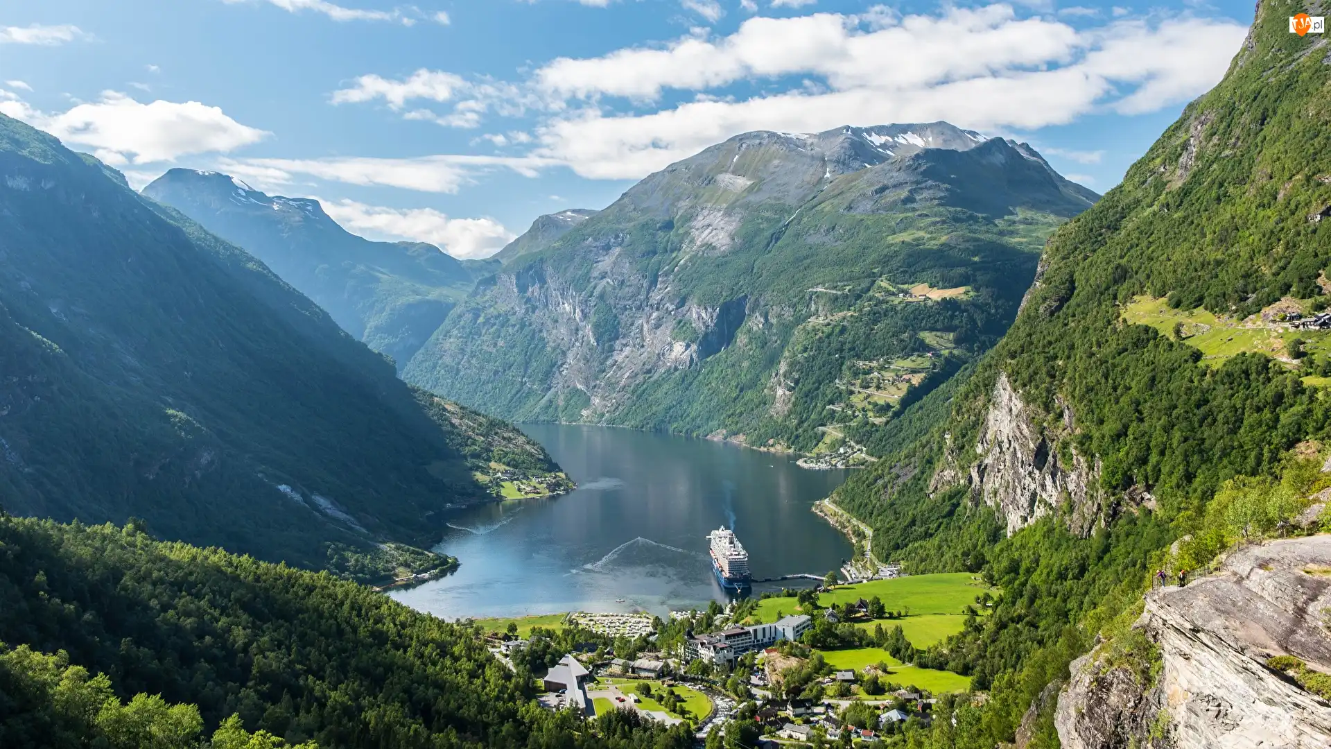 Fiord Geirangerfjorden, Góry, Lasy, Wieś Geiranger, Niebo, Statek pasażerski, Norwegia, Chmury