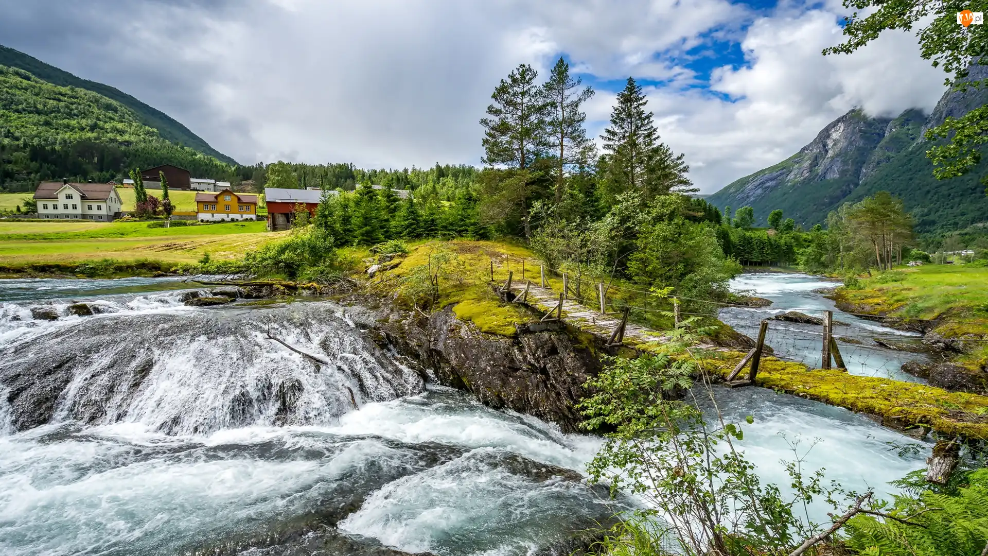 Góry, Drzewa, Kładka, Rzeka, Domy