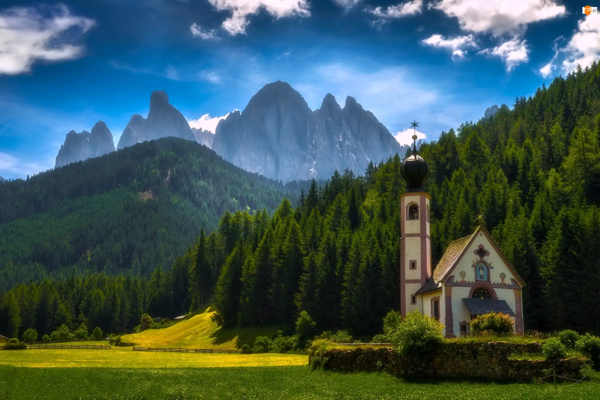 Dolomity, Kościółek św. Jana w Ranui, Dolina Val di Funes, Włochy, Góry