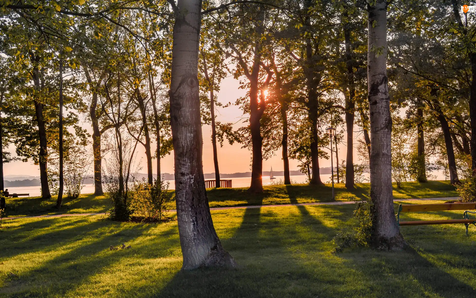 Zachód słońca, Góry, Żaglówka, Jezioro, Drzewa, Park, Zieleń, Ławki, Wiosna, Promienie
