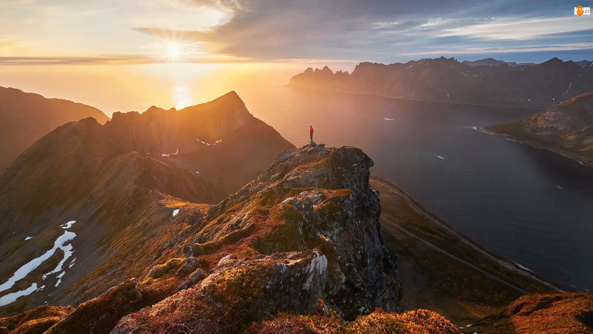 Fiord Mefjorden, Morze, Zachód słońca, Norwegia, Góry, Wyspa Senja