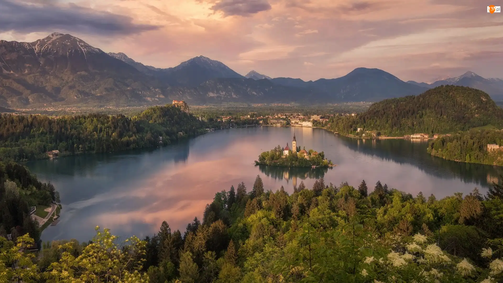 Wyspa Blejski Otok, Słowenia, Jezioro Bled, Drzewa, Góry Alpy Julijskie, Chmury