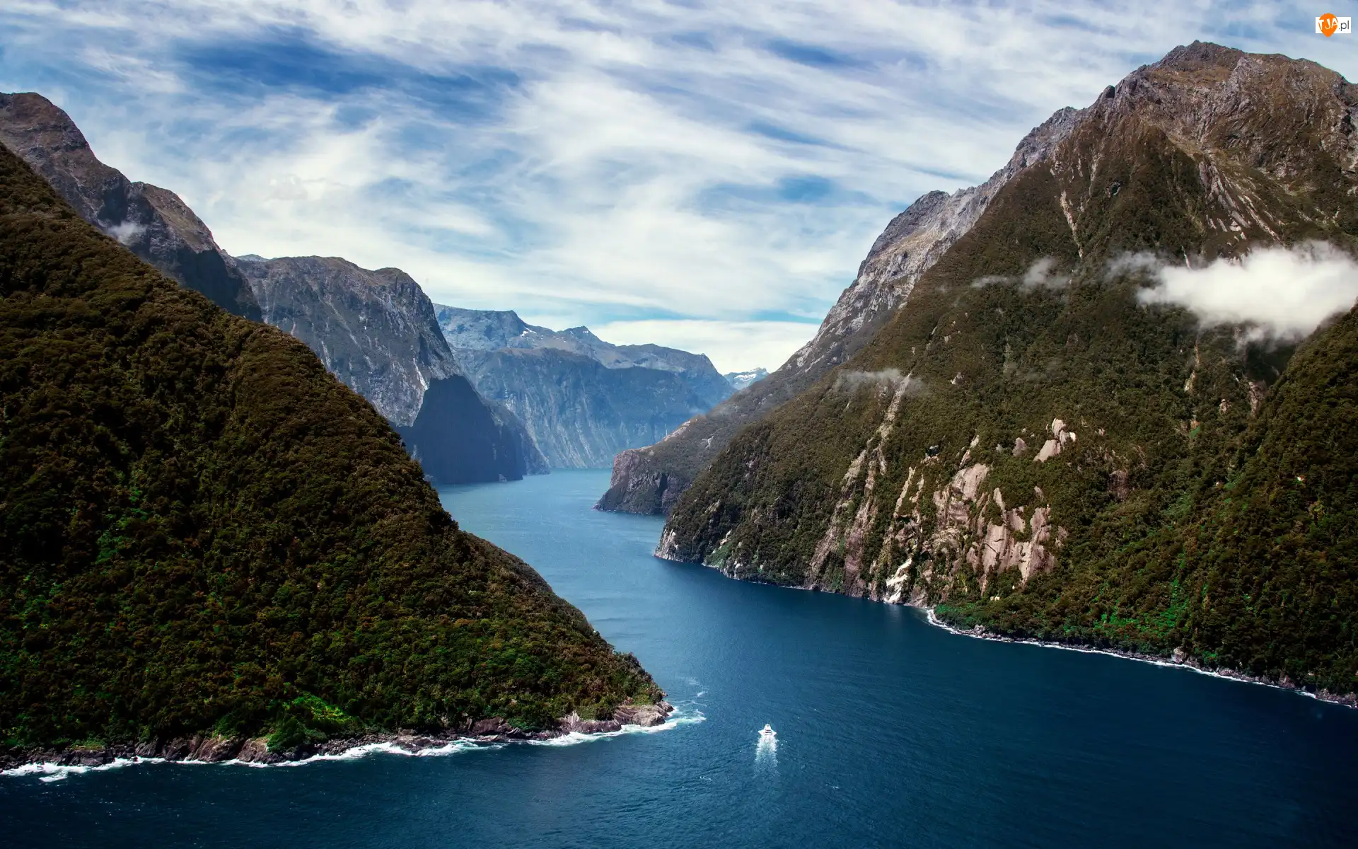 Chmury, Góry, Zatoka Milforda, Park Narodowy Fiordland, Lasy, Łódż, Nowa Zelandia, Fiord