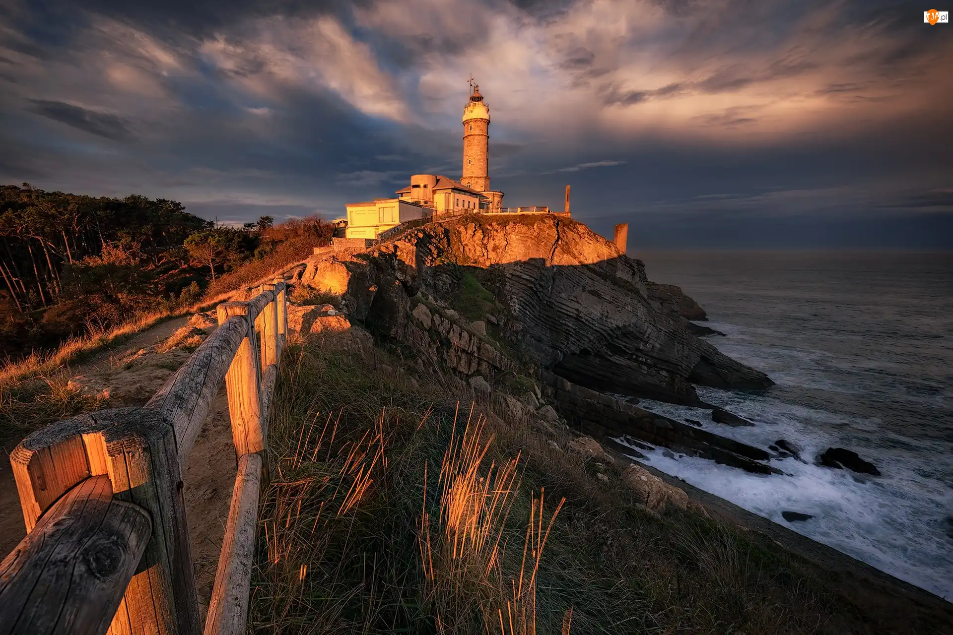 Skały, Drzewa, Latarnia morska, Morze, Chmury